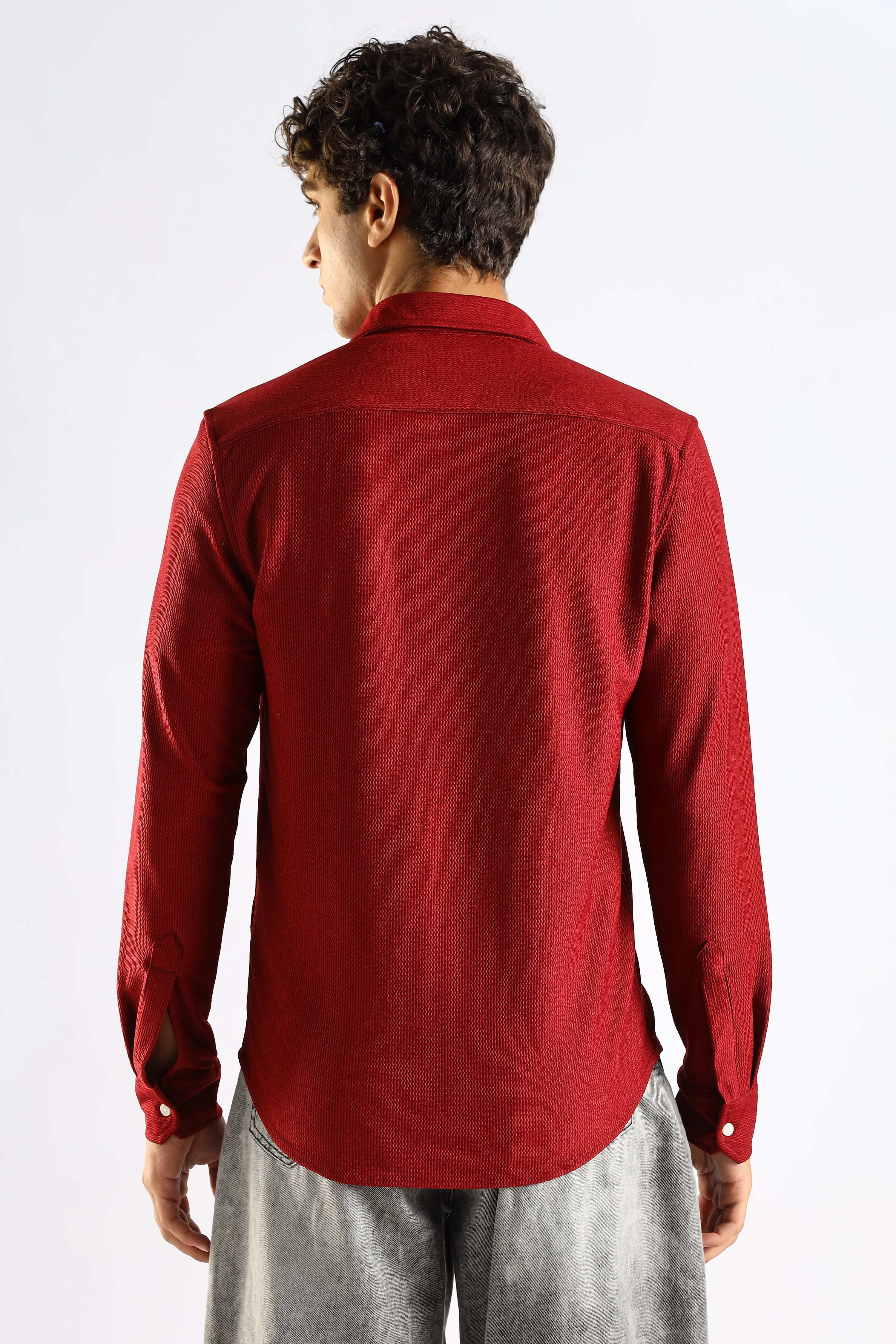 Men Maroon Textured Spread Collar Shirt - Image 2