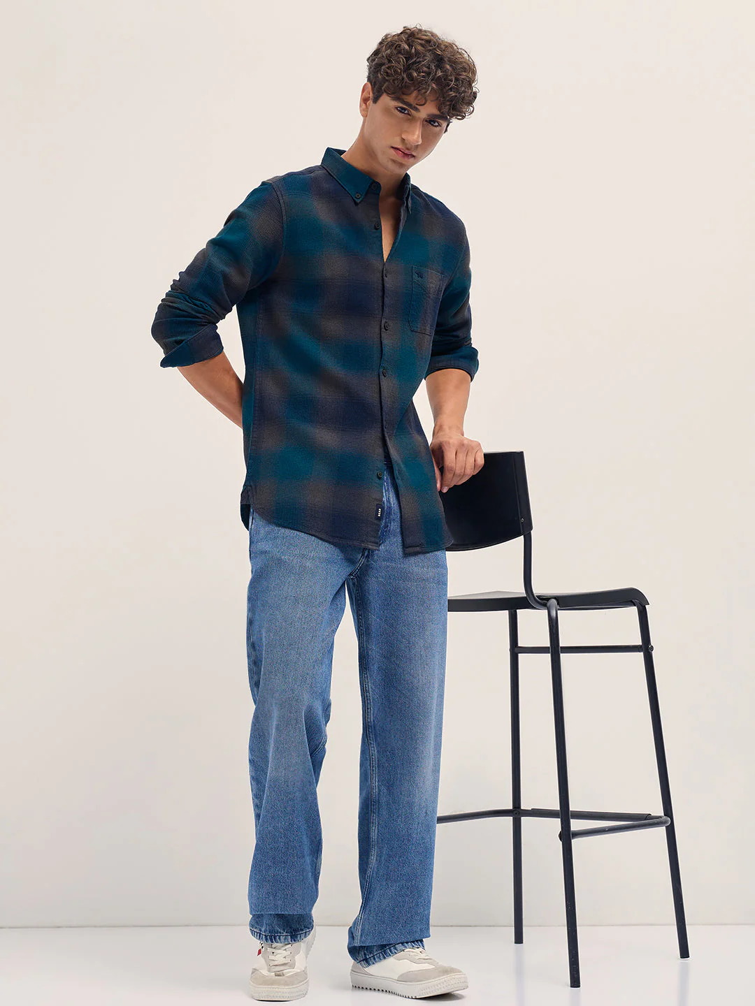 Men Multicolor Gradient Checks Slim Fit Casual Shirt - Image 4