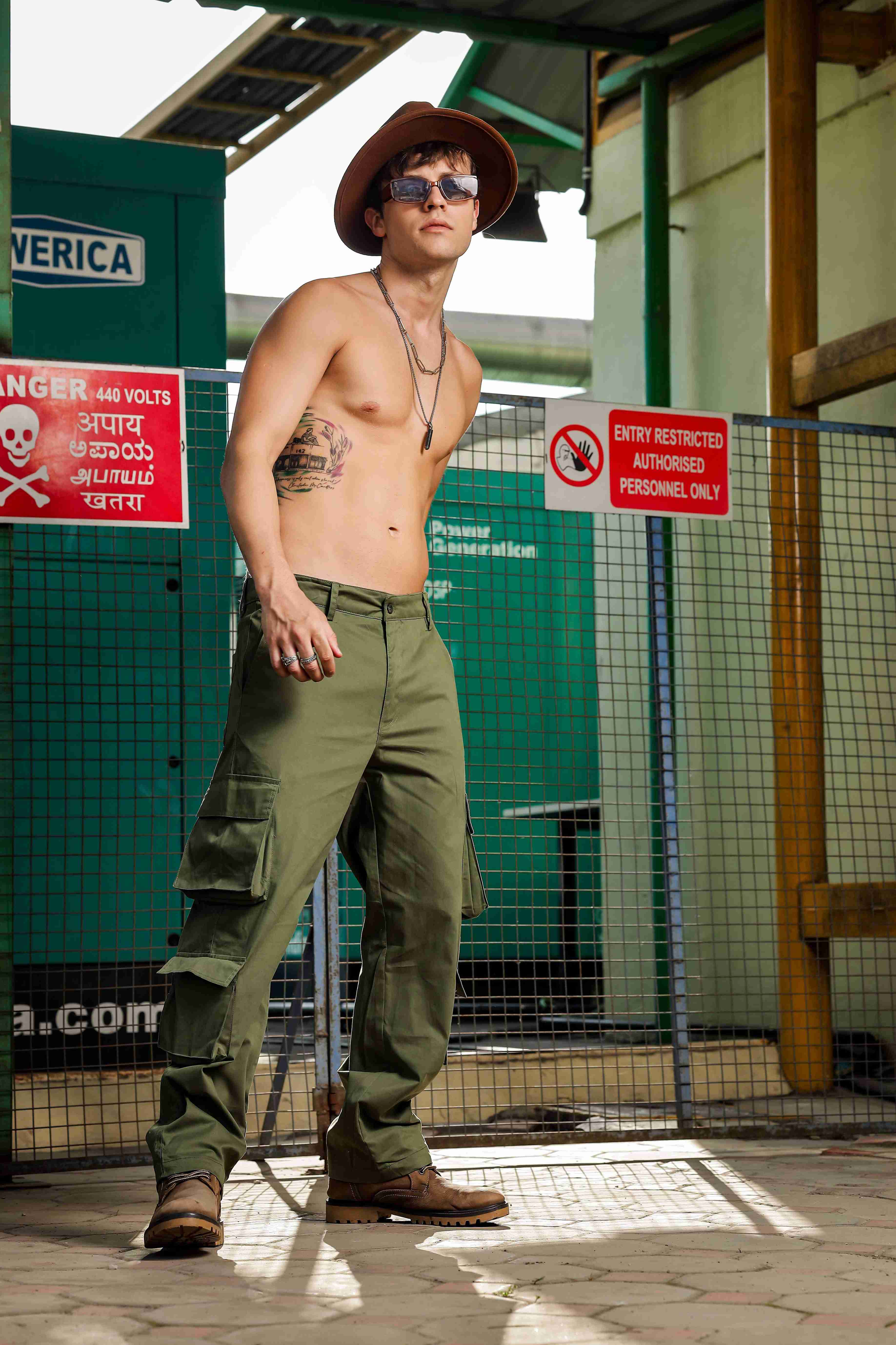 Men Olive Cargo Trousers - Image 5