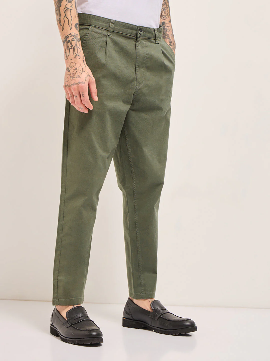 Men Olive Solid Cropped Carrot Fit Casual Chino Trouser - Image 3