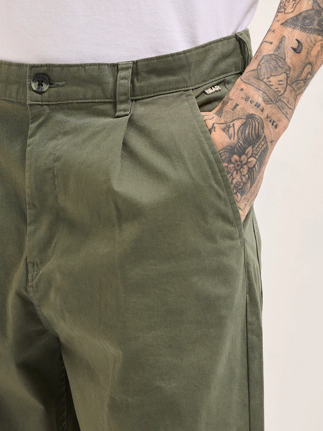 Men Olive Solid Cropped Carrot Fit Casual Chino Trouser - Image 5