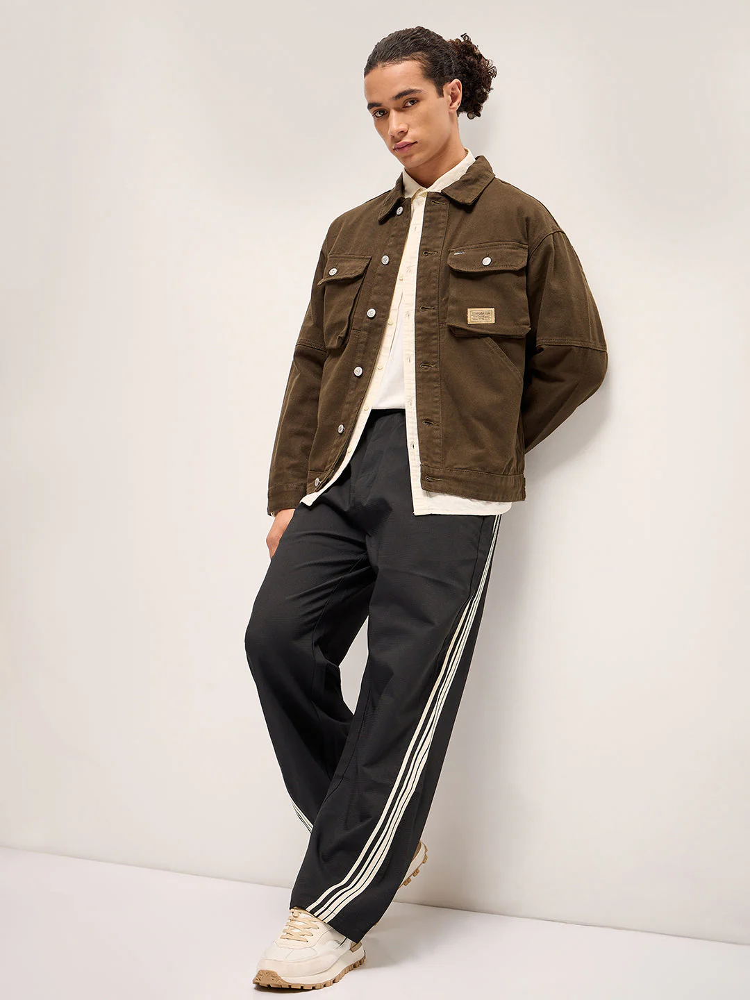 Men Olive Solid Regular Fit Denim Jacket - Image 4