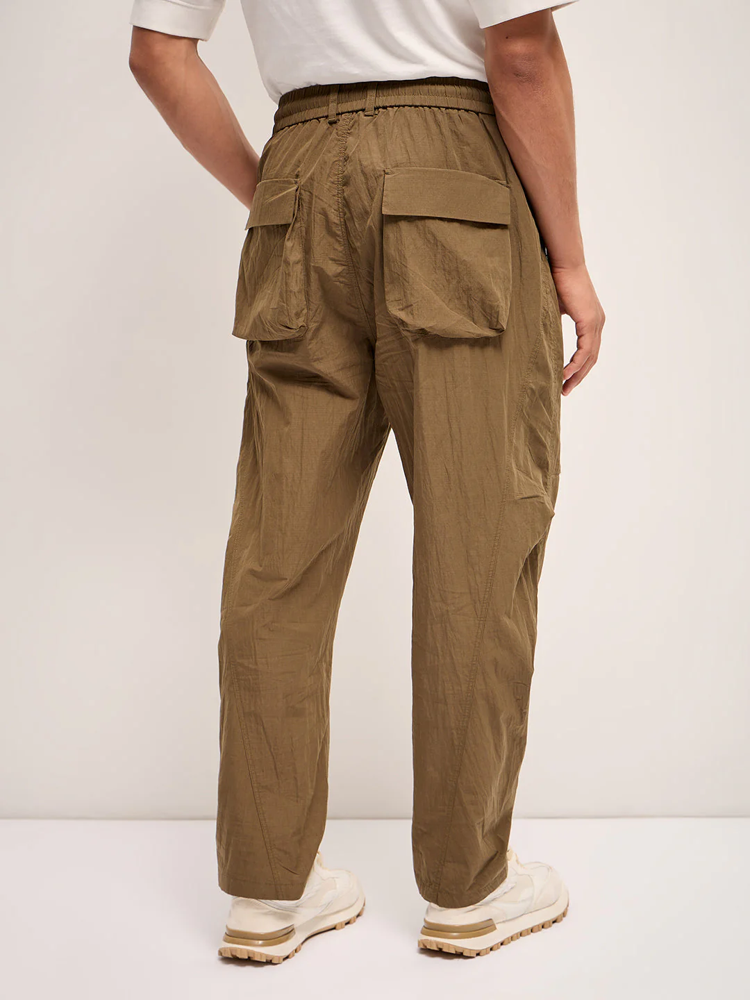 Men Olive Solid Relax Fit Mid-Rise Casual Pant - Image 2