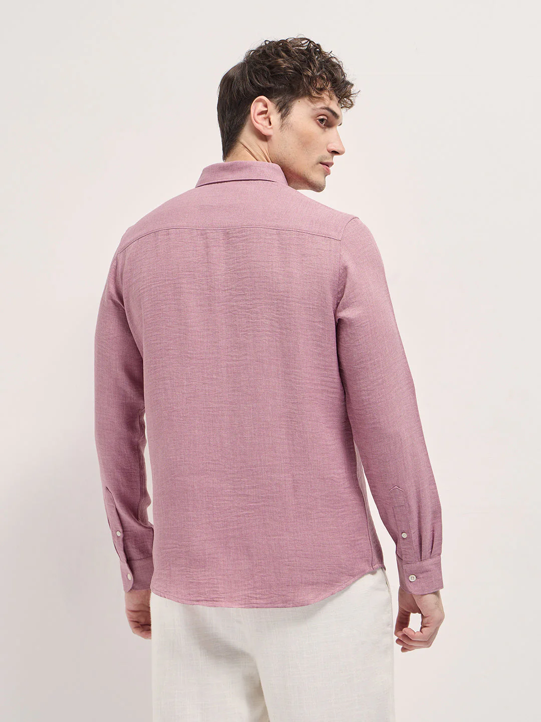 Men Pink Solid Seersucker Effect Slim Fit Casual Shirt - Image 2