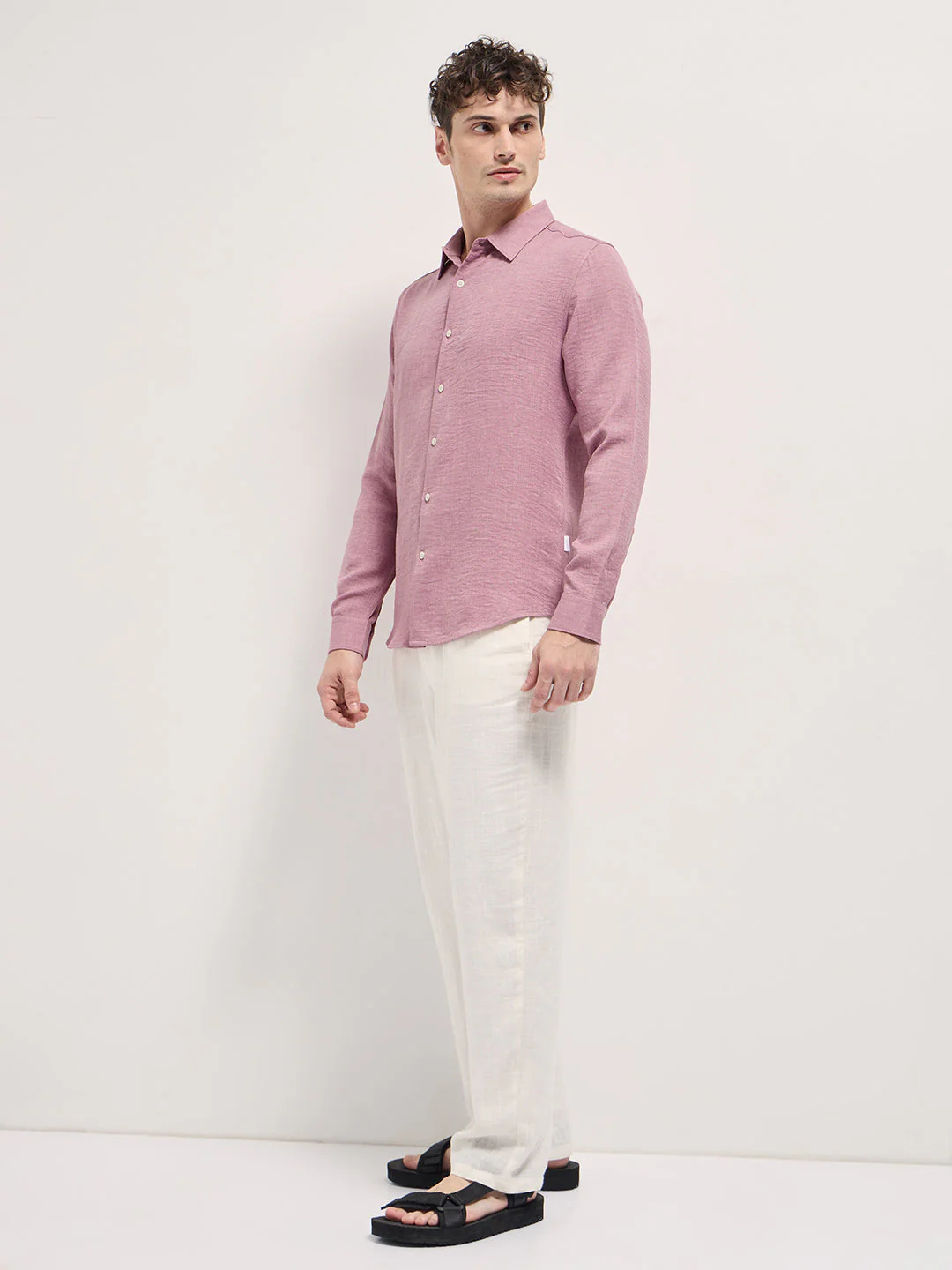 Men Pink Solid Seersucker Effect Slim Fit Casual Shirt - Image 3