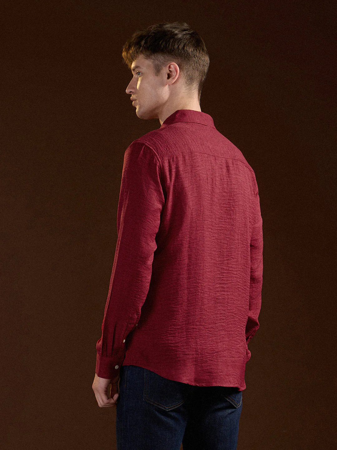 Men Red Solid Seersucker Effect Slim Fit Casual Shirt - Image 2
