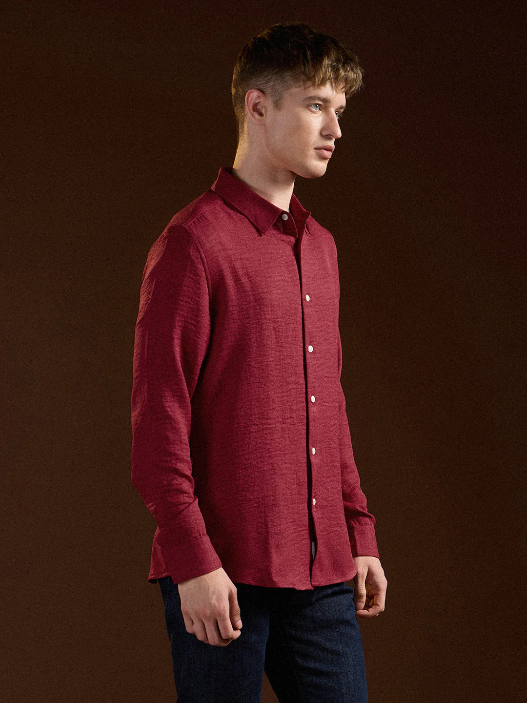 Men Red Solid Seersucker Effect Slim Fit Casual Shirt - Image 3