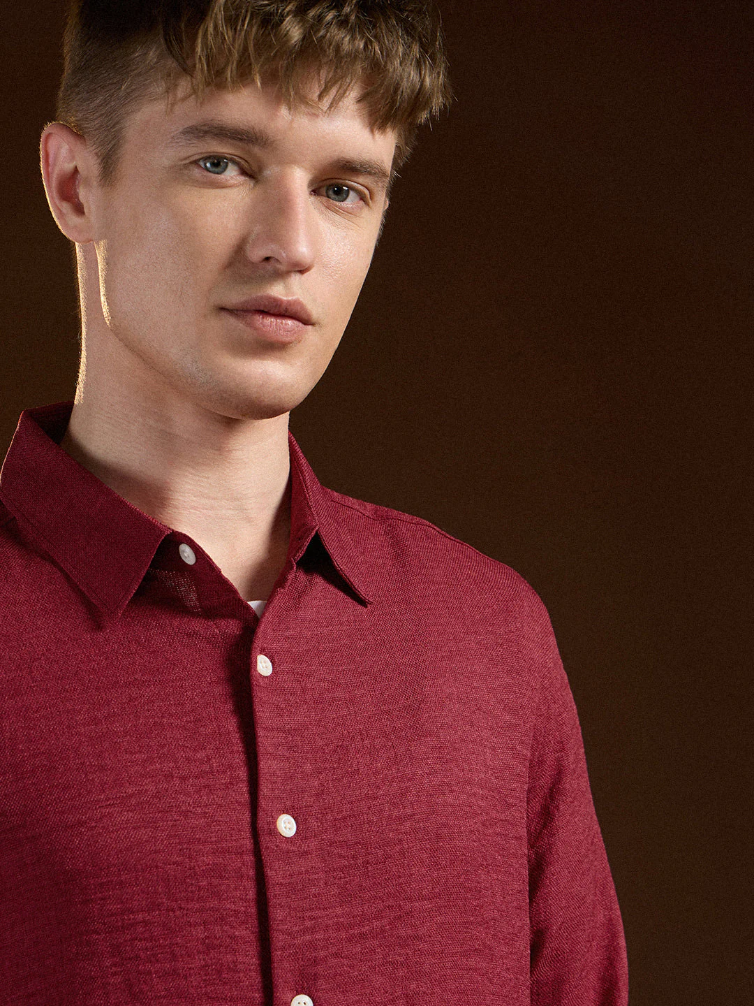Men Red Solid Seersucker Effect Slim Fit Casual Shirt - Image 5