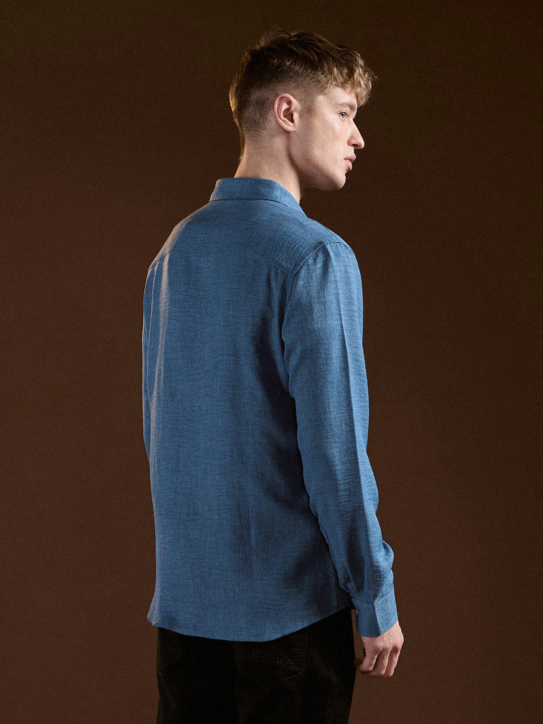 Men Teal Solid Seersucker Effect Slim Fit Casual Shirt - Image 2
