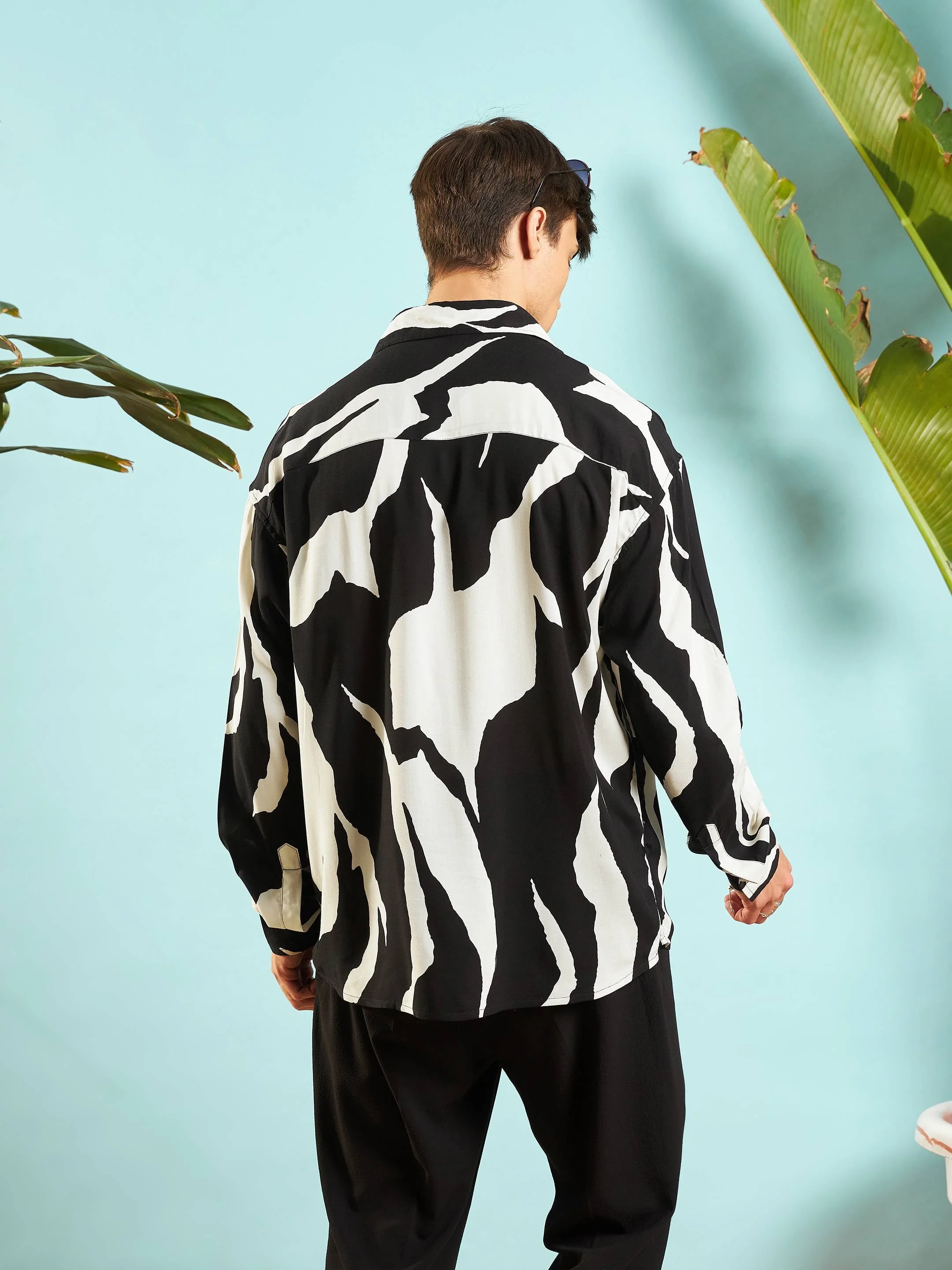 Men White & Black Abstract Printed Relax Fit Shirt - Image 2