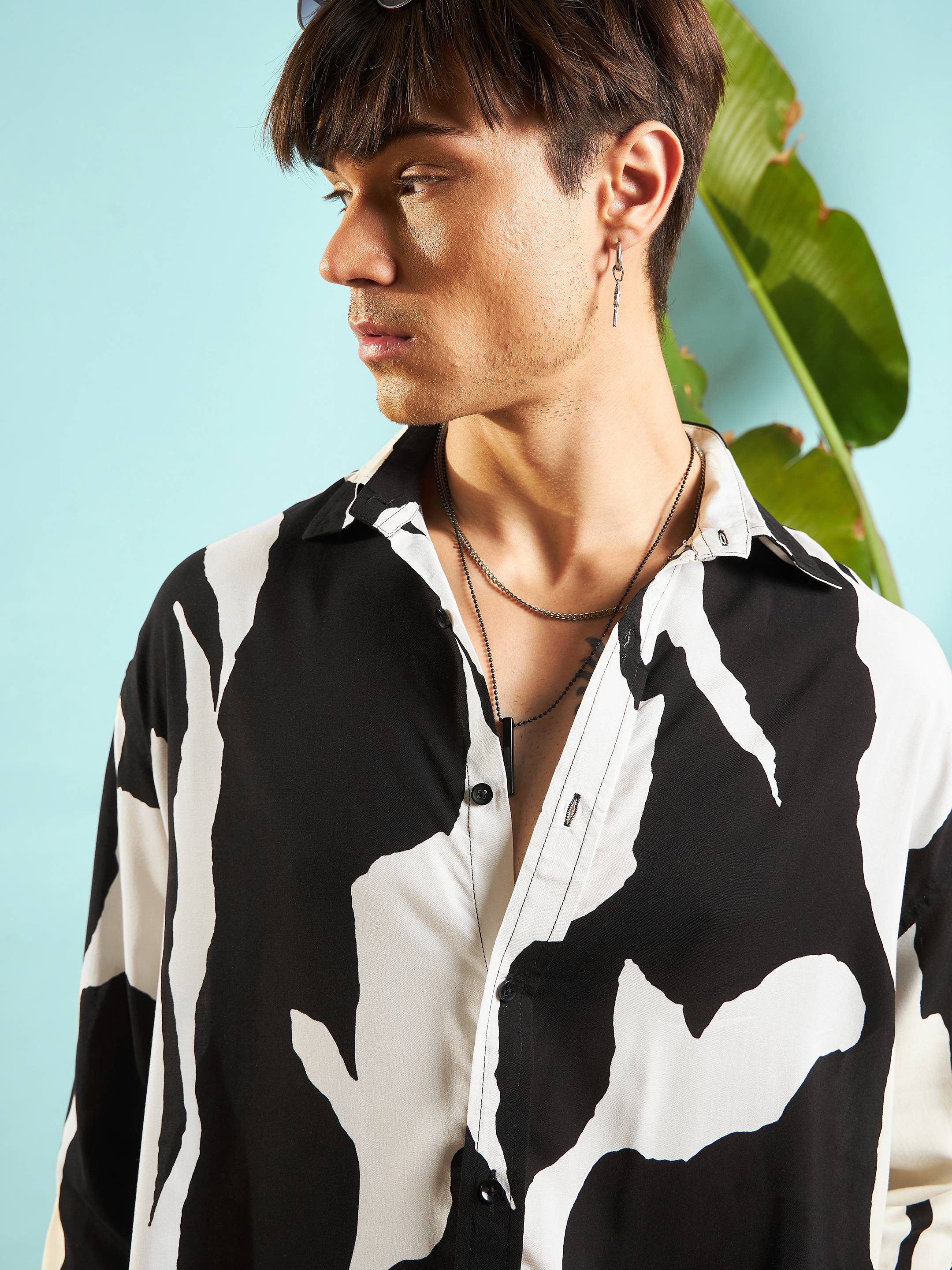 Men White & Black Abstract Printed Relax Fit Shirt - Image 3