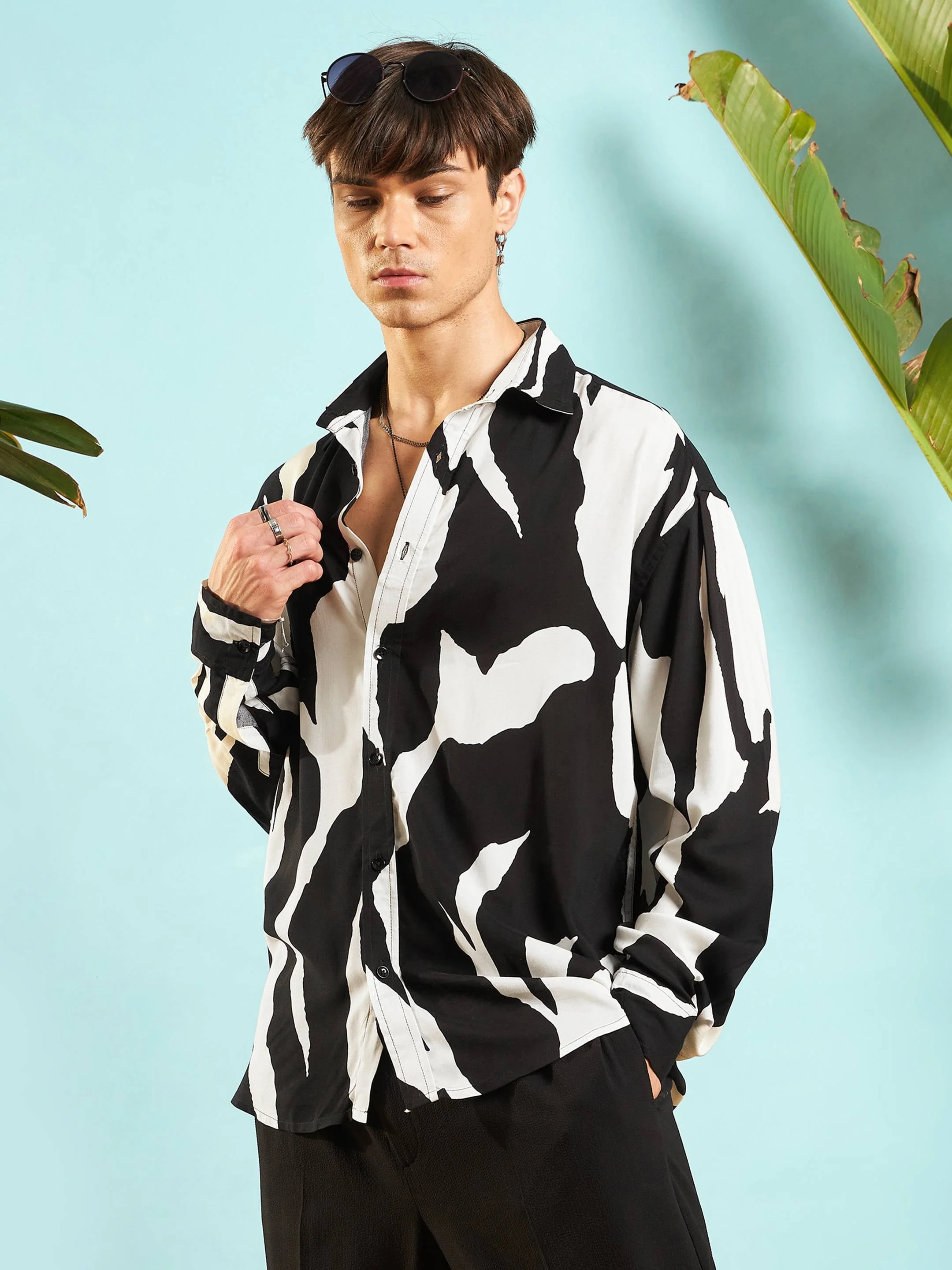 Men White & Black Abstract Printed Relax Fit Shirt - Image 6