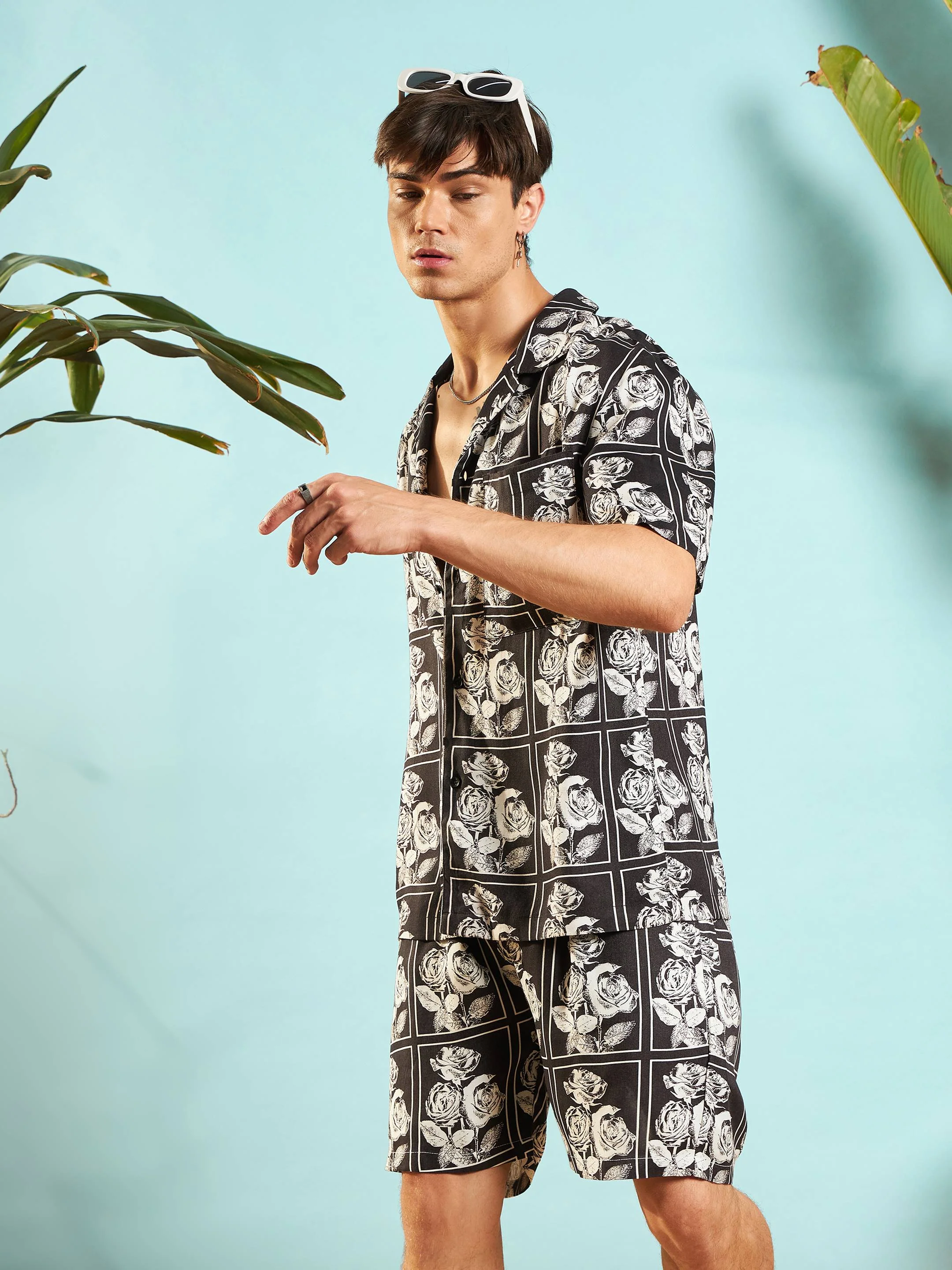 Men White & Black Floral Shirt With Shorts - Image 3