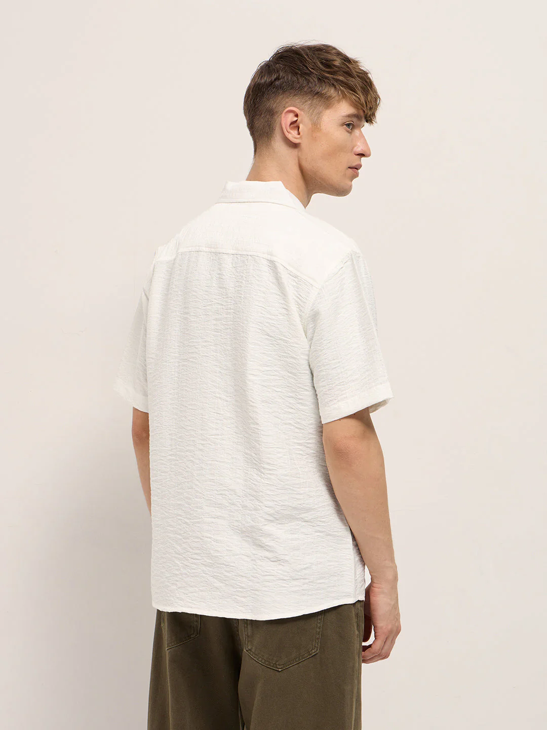 Men White Crinkled Textured Regular Fit Half-Sleeve Casual Shirt - Image 2