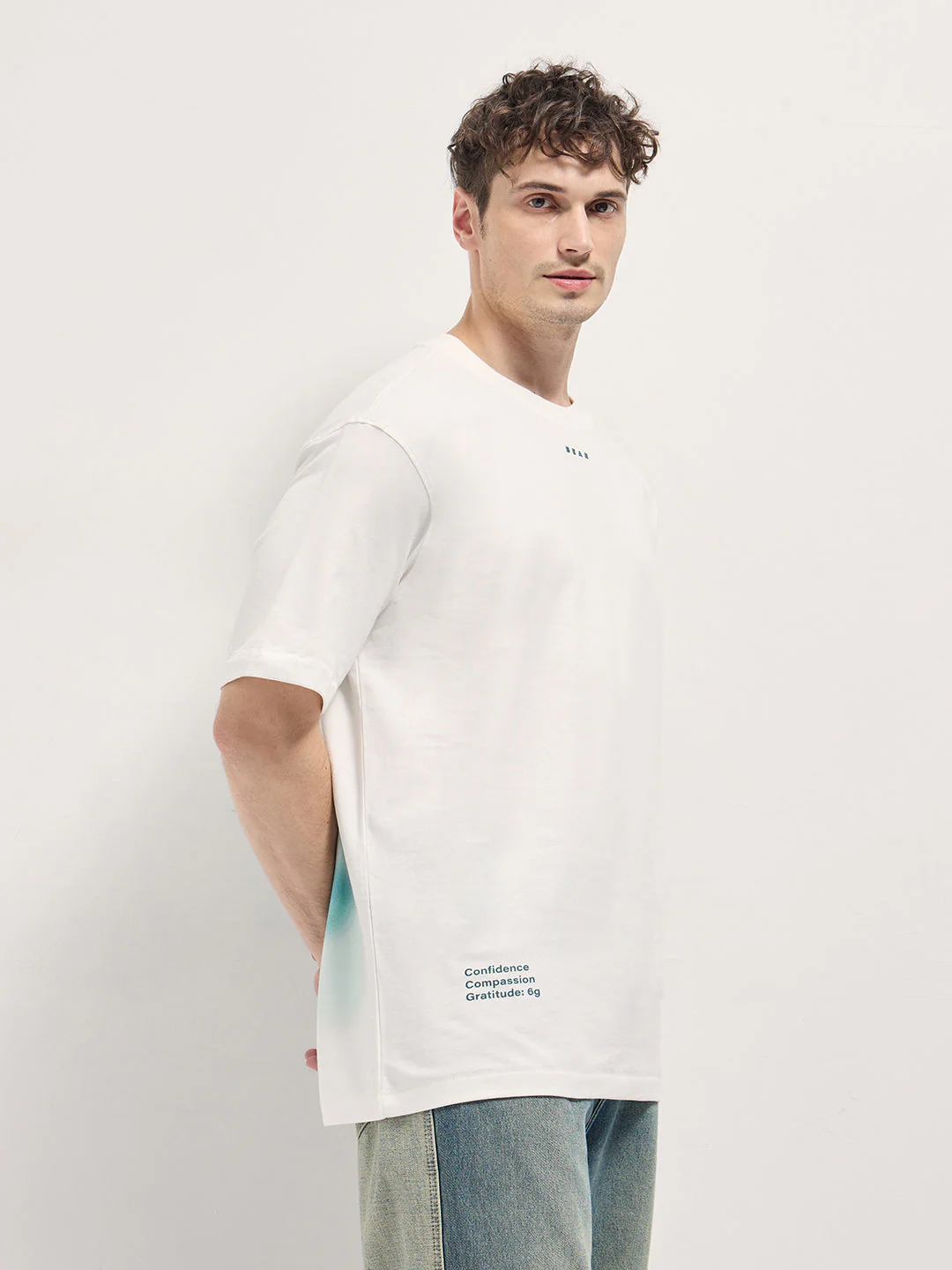 Men White Gradient Graphic Back Printed Oversize Crew Neck T-shirt - Image 3