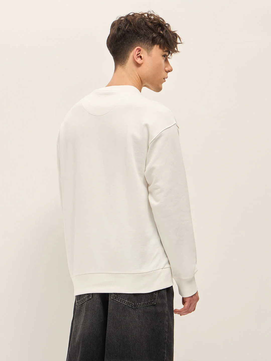 Men White Graphic Design Relax Fit Crew Neck Sweatshirt - Image 2