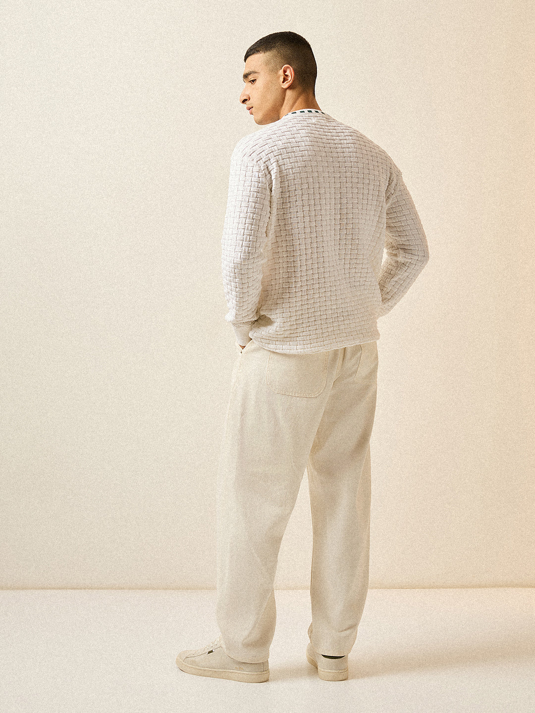 Men White Knitted Textured Regular Fit Ribbed Crew Neck T-shirt - Image 2