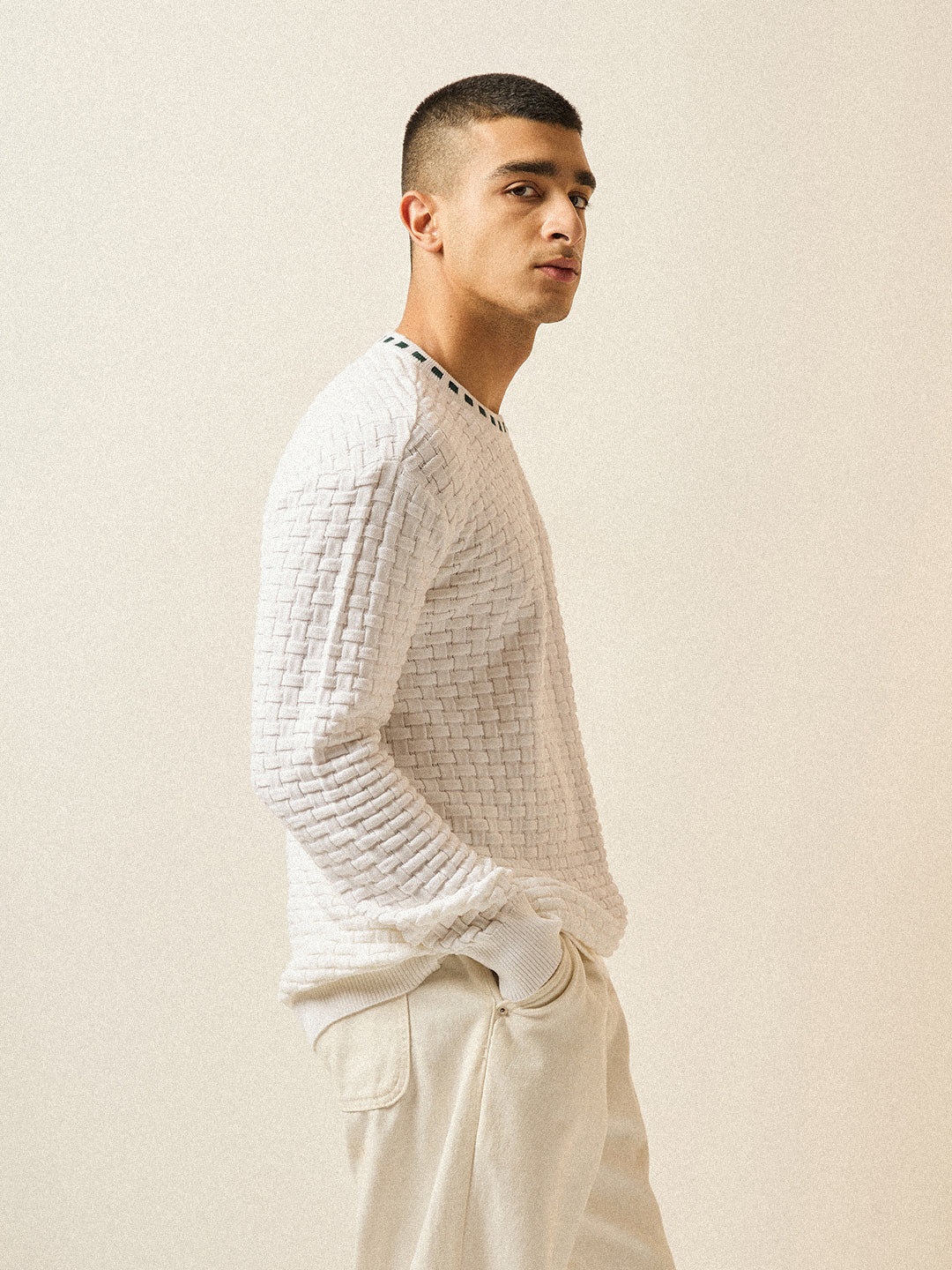 Men White Knitted Textured Regular Fit Ribbed Crew Neck T-shirt - Image 3