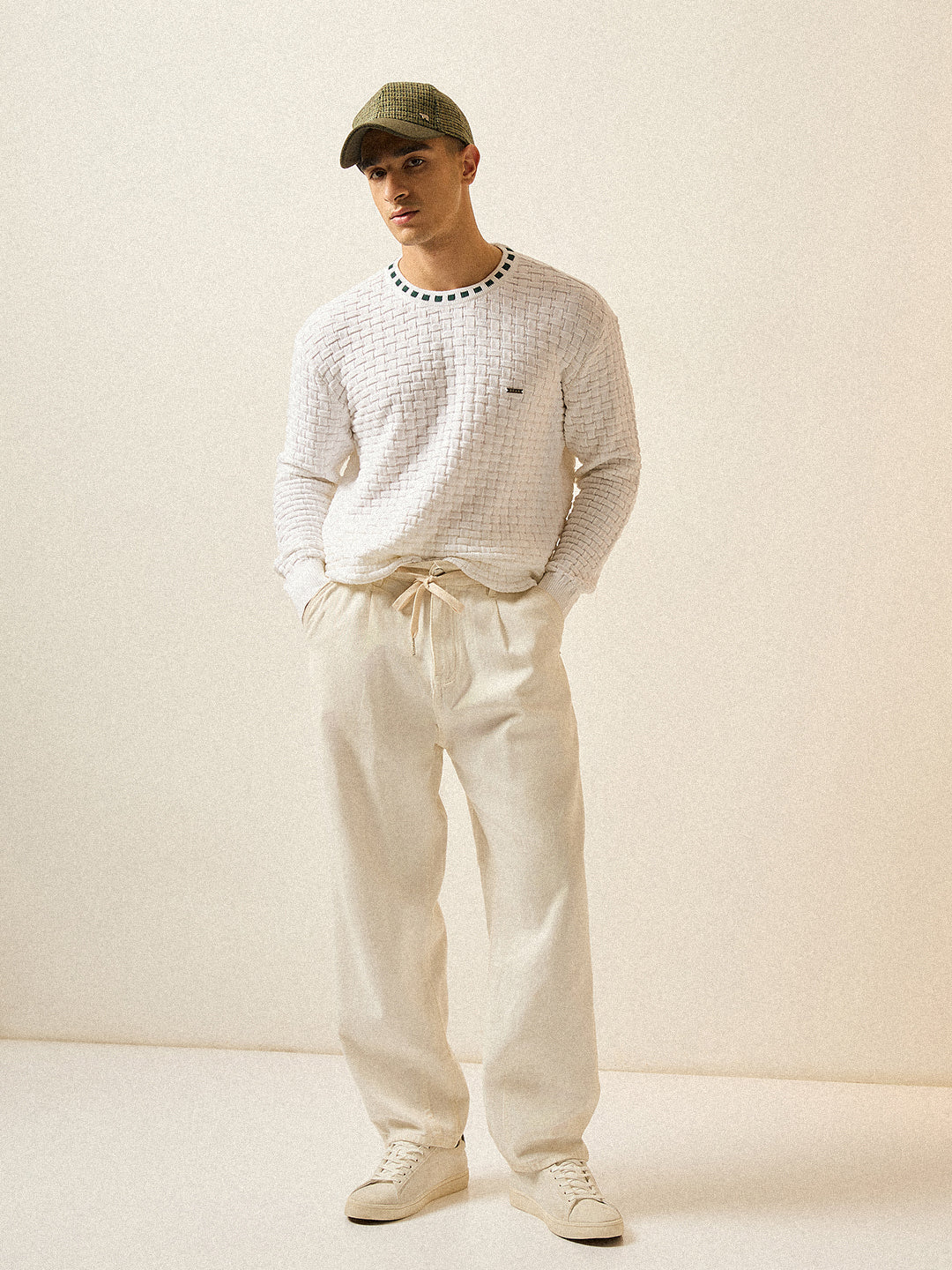 Men White Knitted Textured Regular Fit Ribbed Crew Neck T-shirt - Image 4