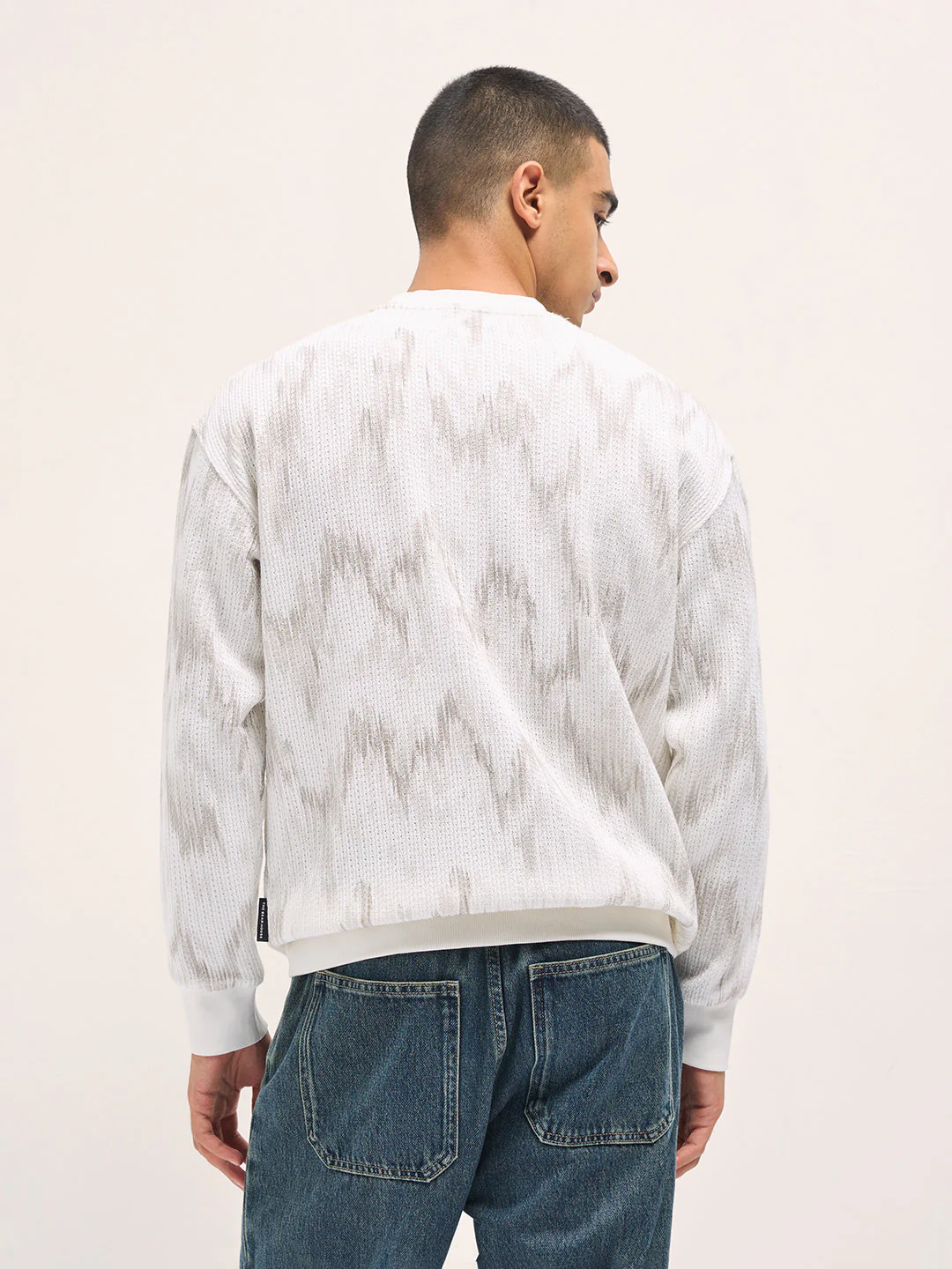 Men White Regular Fit Textured Crew Neck T-shirt - Image 2