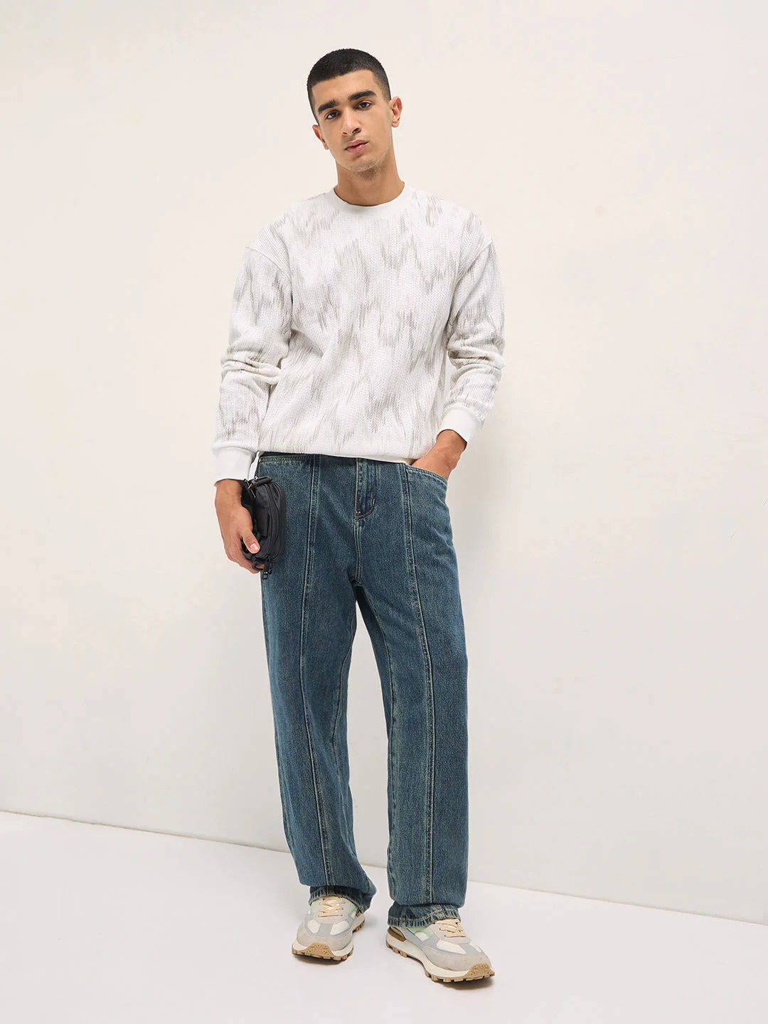 Men White Regular Fit Textured Crew Neck T-shirt - Image 4