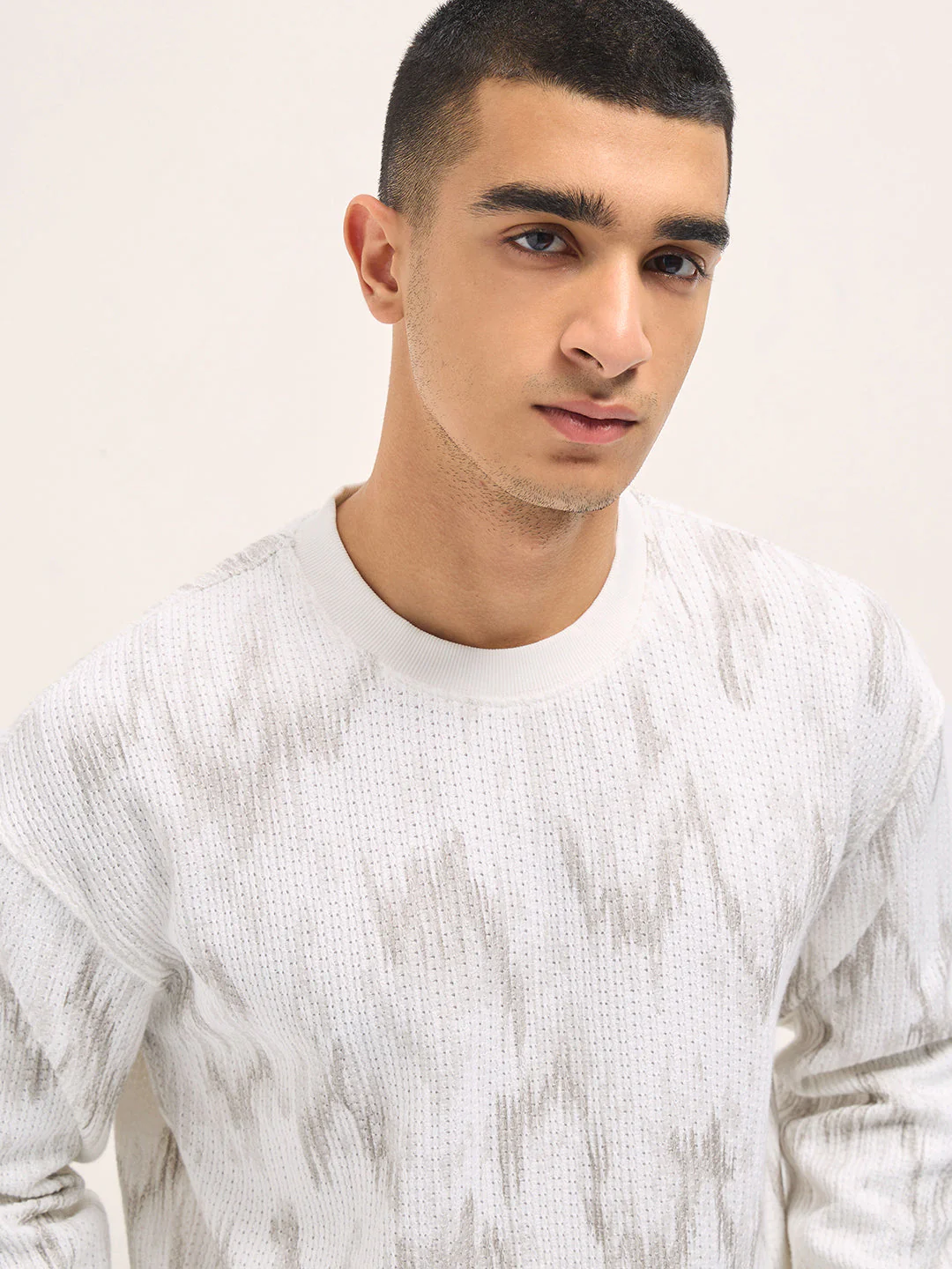 Men White Regular Fit Textured Crew Neck T-shirt - Image 5