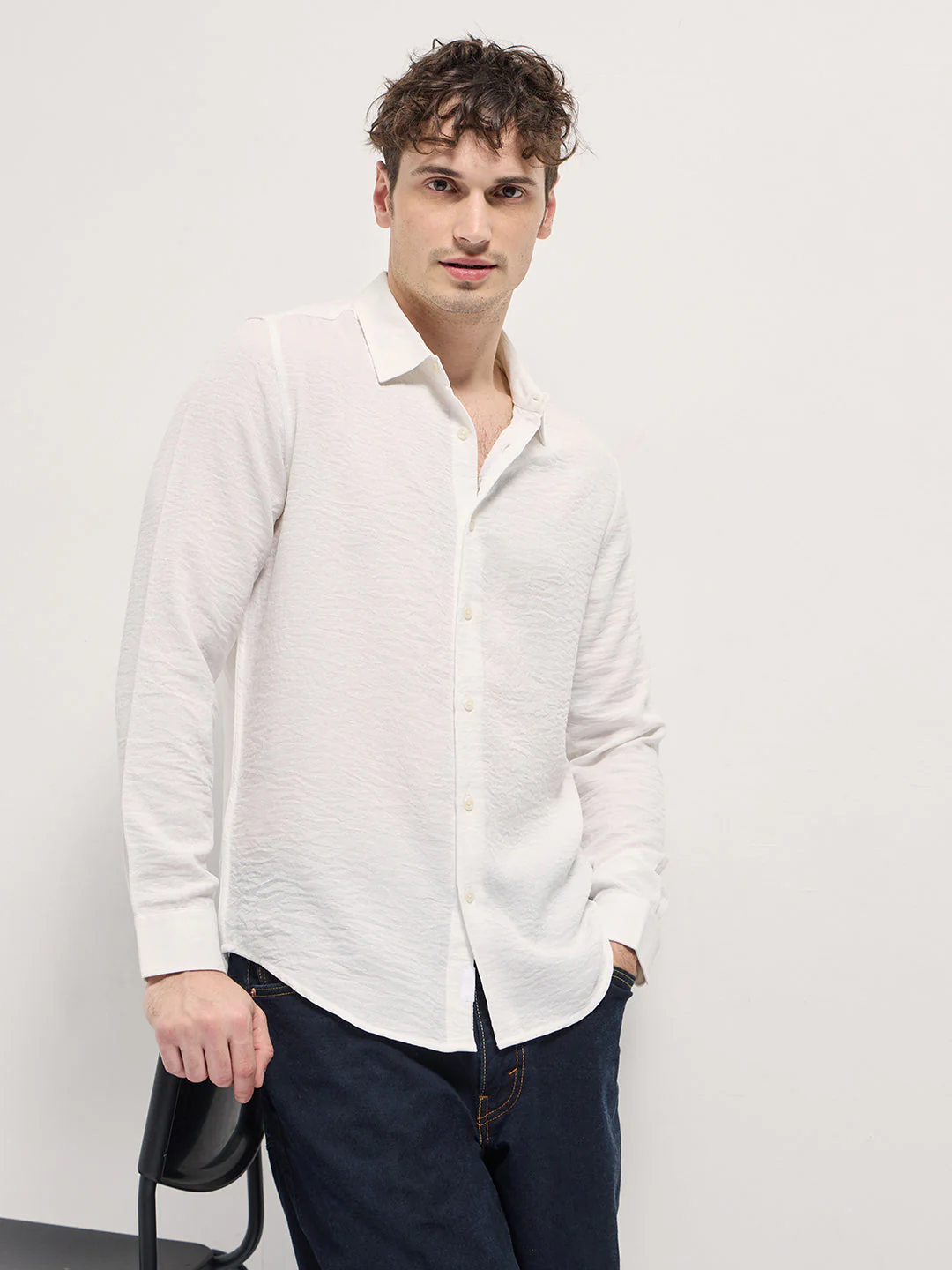Men White Solid Seersucker Effect Slim Fit Casual Shirt