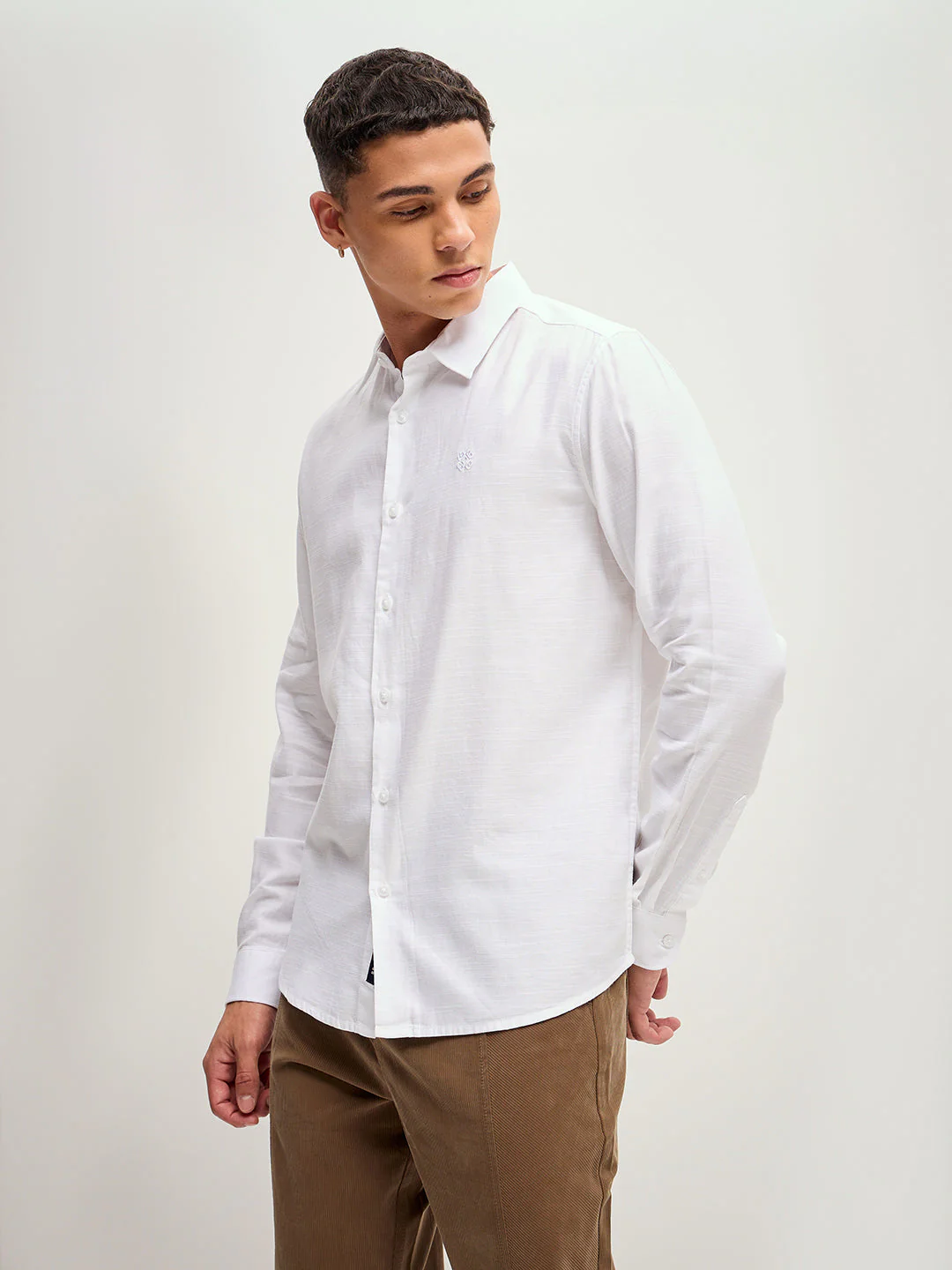 Men White Solid Slim Fit Casual Shirt - Image 2
