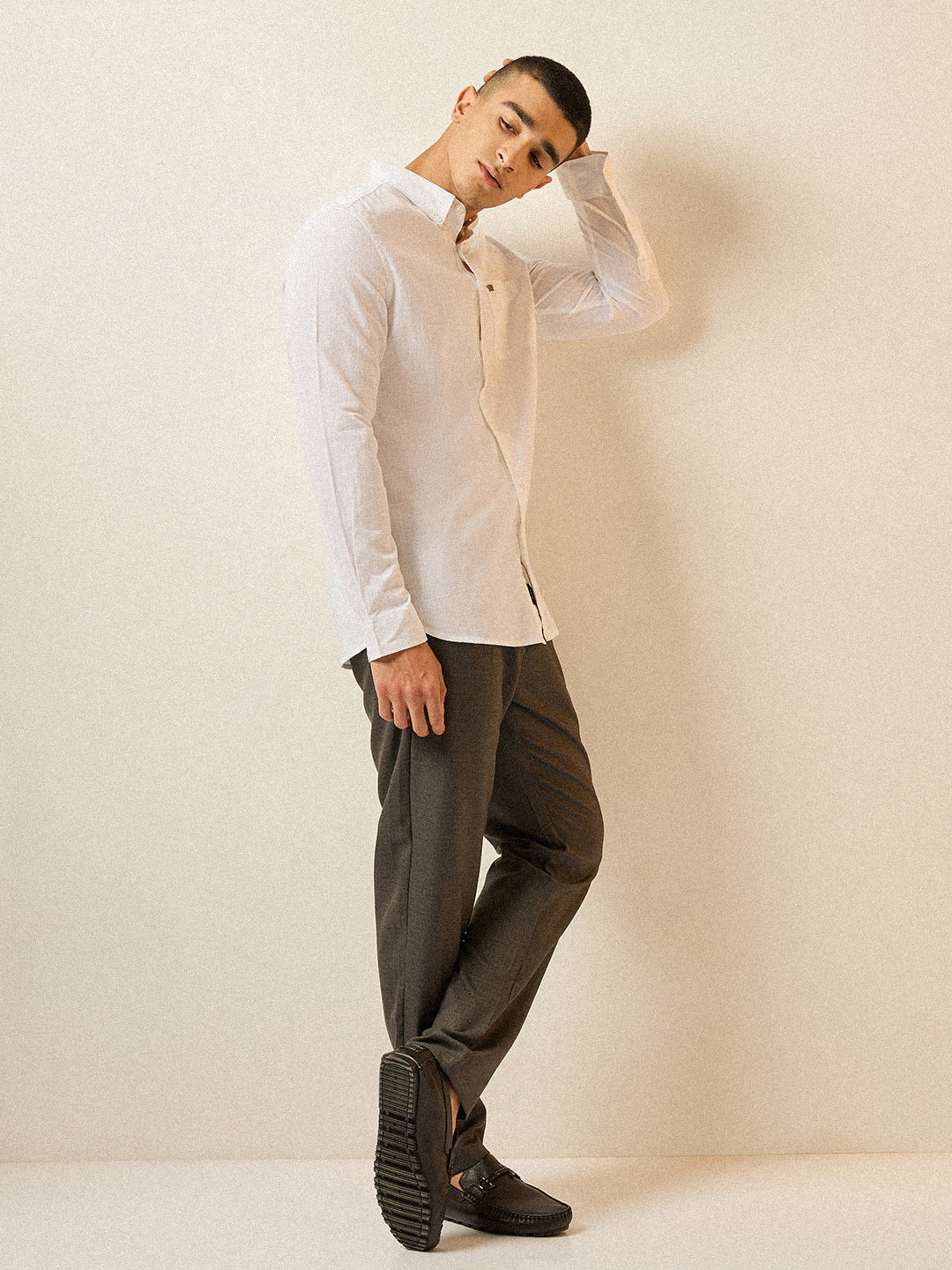 Men White Solid Slim Fit Cotton Casual Shirt - Image 3