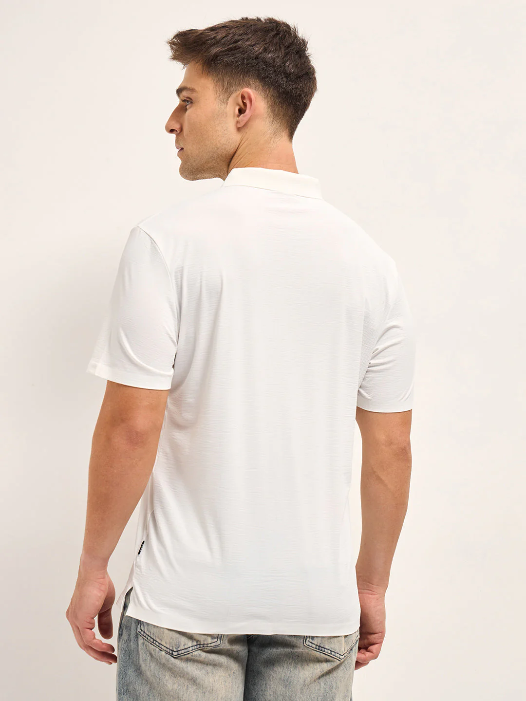 Men White Texture Slim Fit Polo T-shirt - Image 2