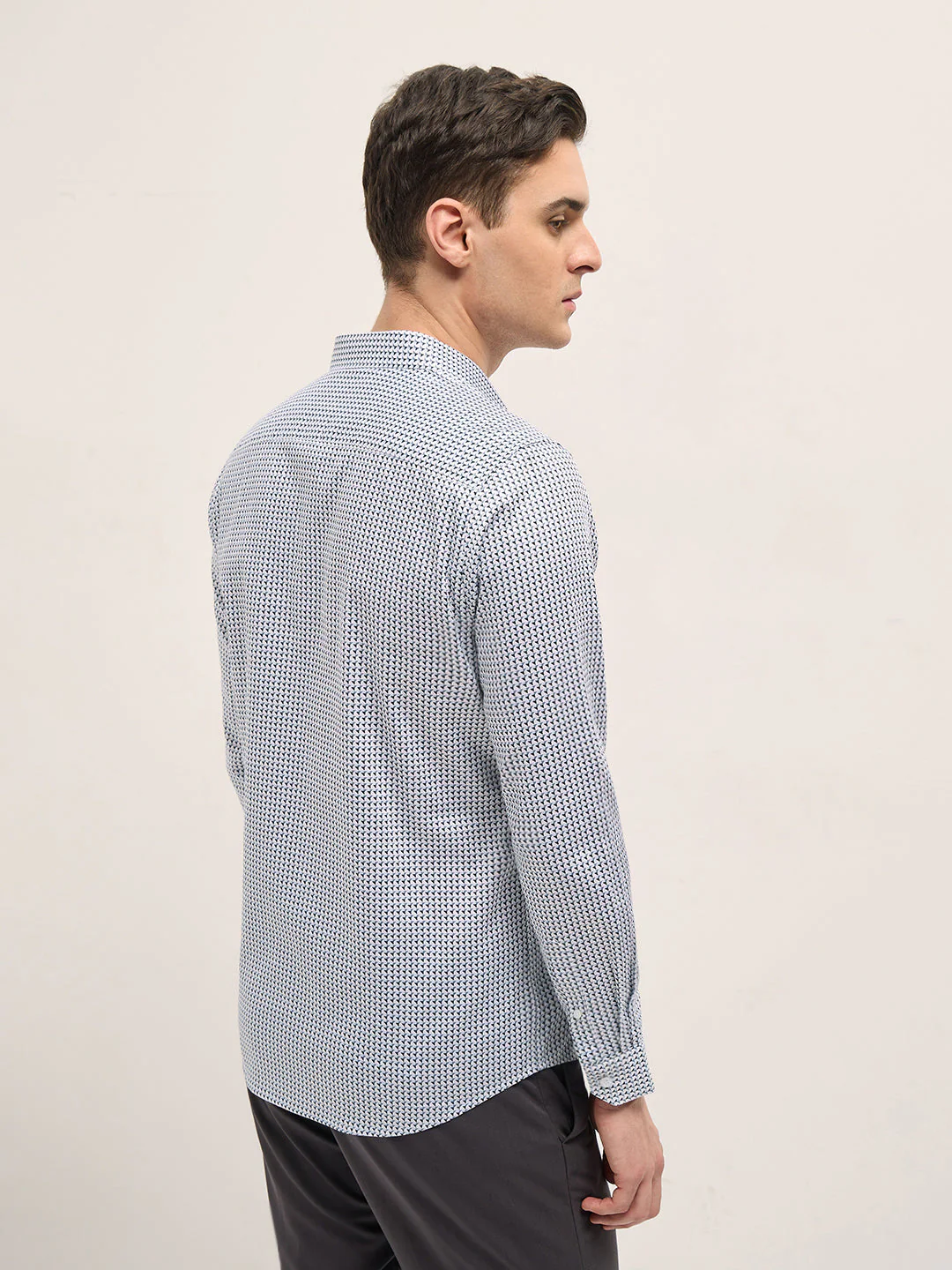 Men WhiteBlue Geometric Printed Tailored Fit Formal Shirt - Image 2