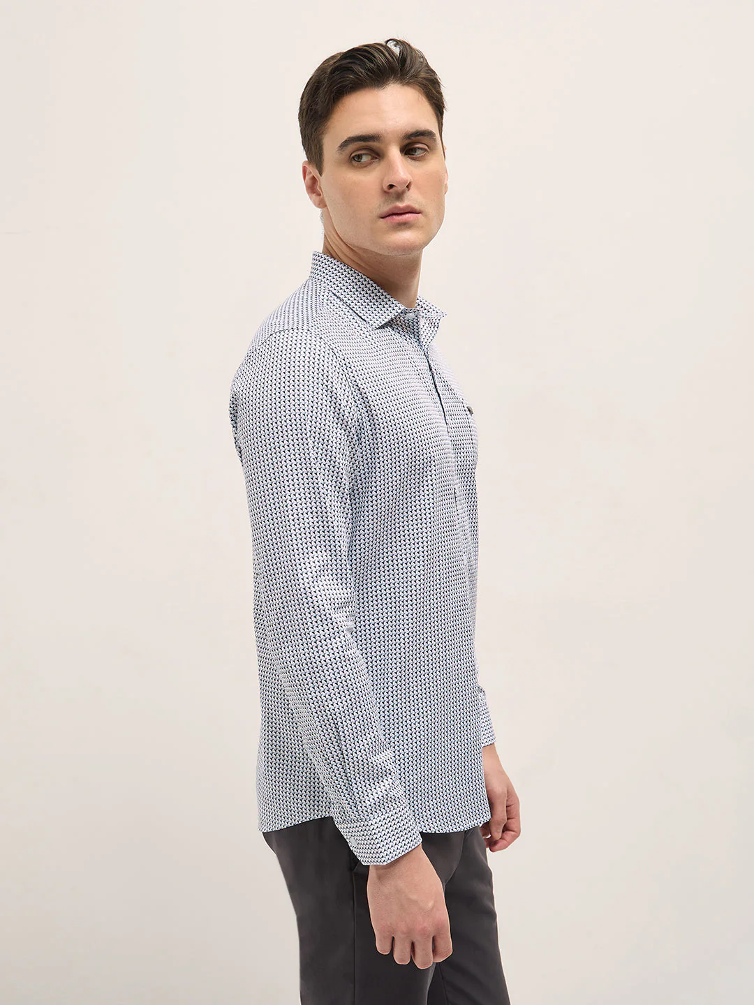 Men WhiteBlue Geometric Printed Tailored Fit Formal Shirt - Image 3