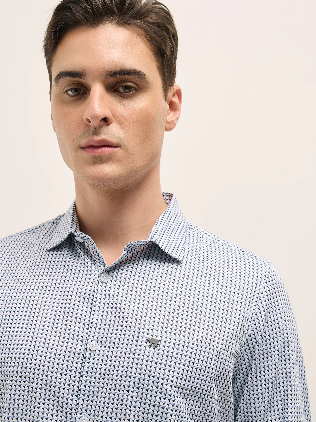 Men WhiteBlue Geometric Printed Tailored Fit Formal Shirt - Image 5