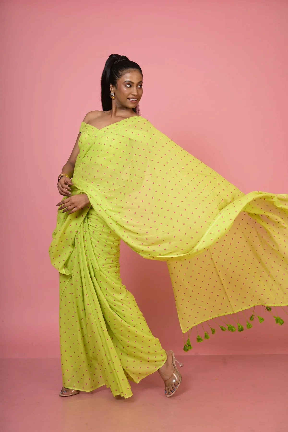 Nimbu Mirchi Lime Green Handloom Mul Cotton Polka Dotted Saree - Image 2