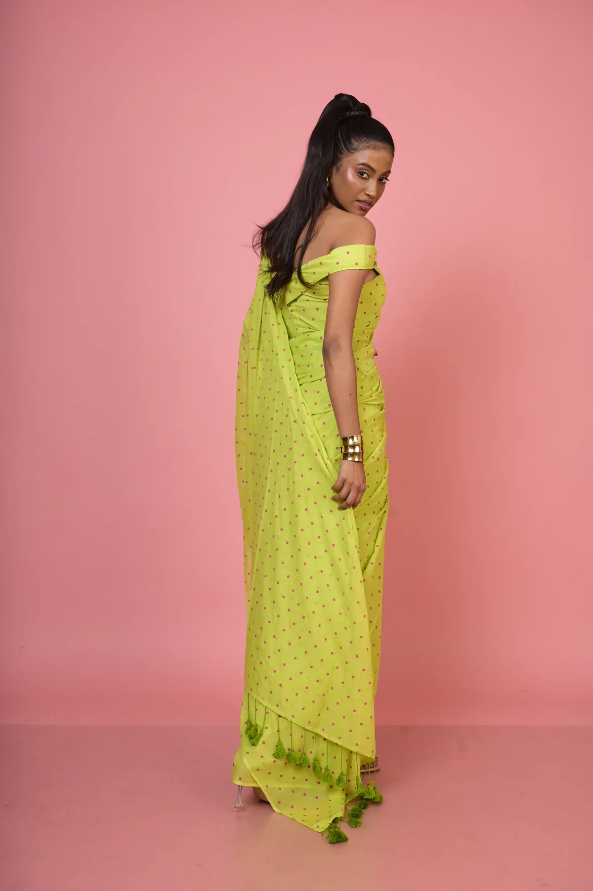 Nimbu Mirchi Lime Green Handloom Mul Cotton Polka Dotted Saree - Image 5