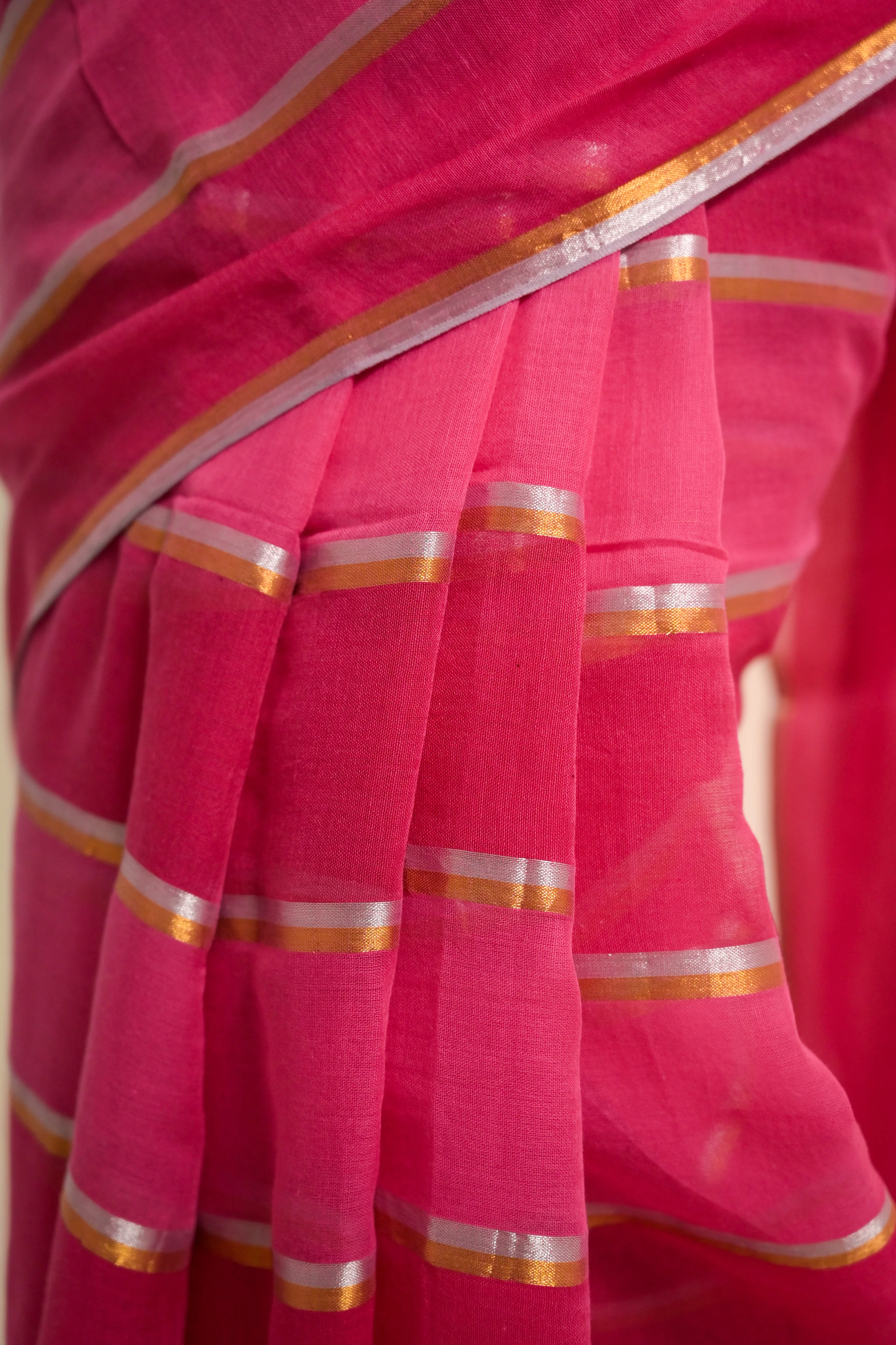 Pankhuri Red and Pink Handloom Mul Cotton Saree with Zari Stripes - Image 4