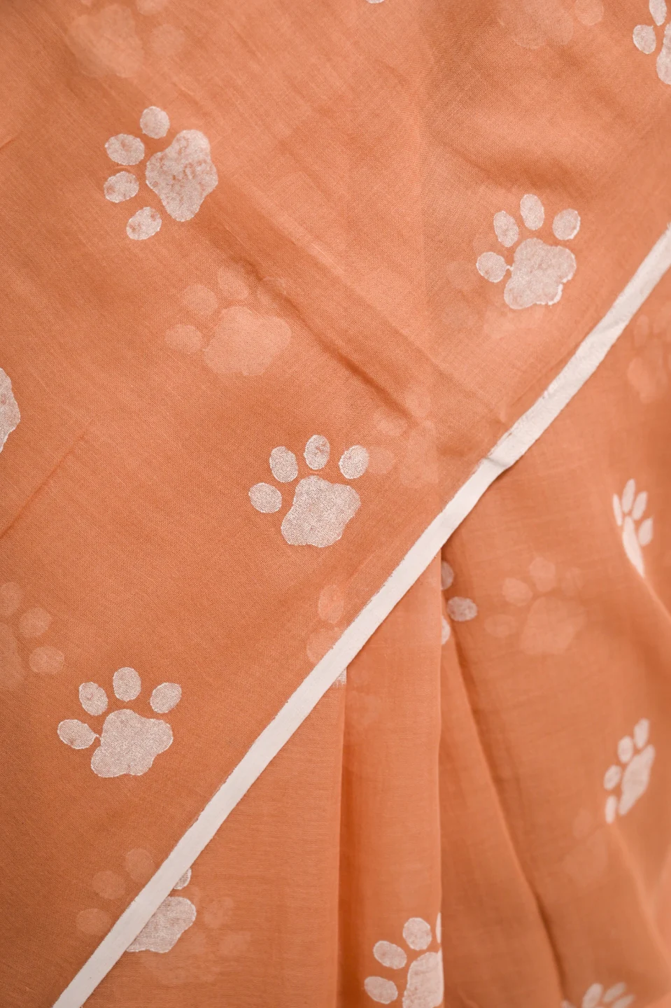 Paw-radise Mocha Handloom Mul Cotton Saree with Handblock-Printed Paw Motifs - Image 5