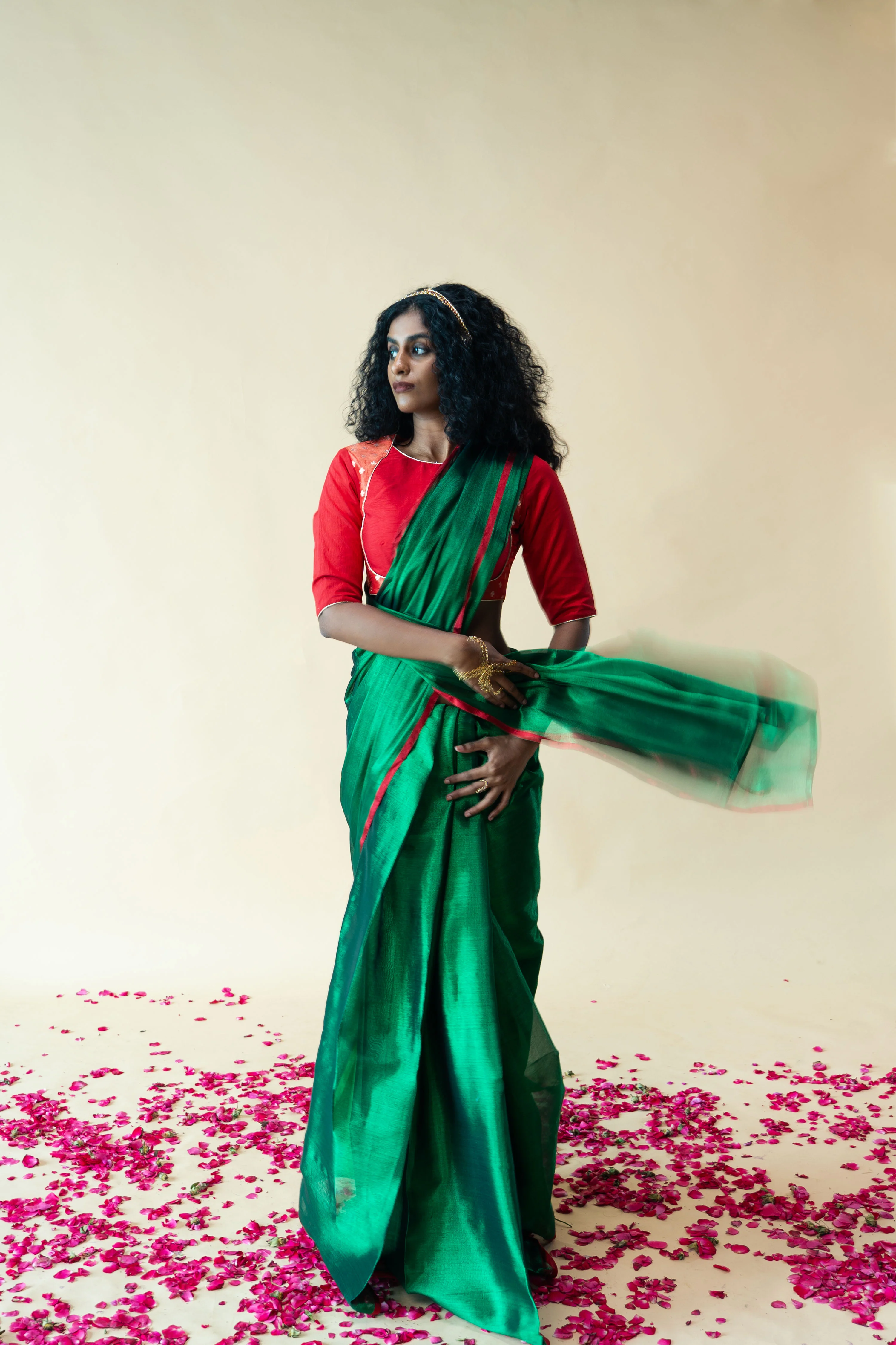 RASHVI I Green handwoven tissue saree with red border - Image 3