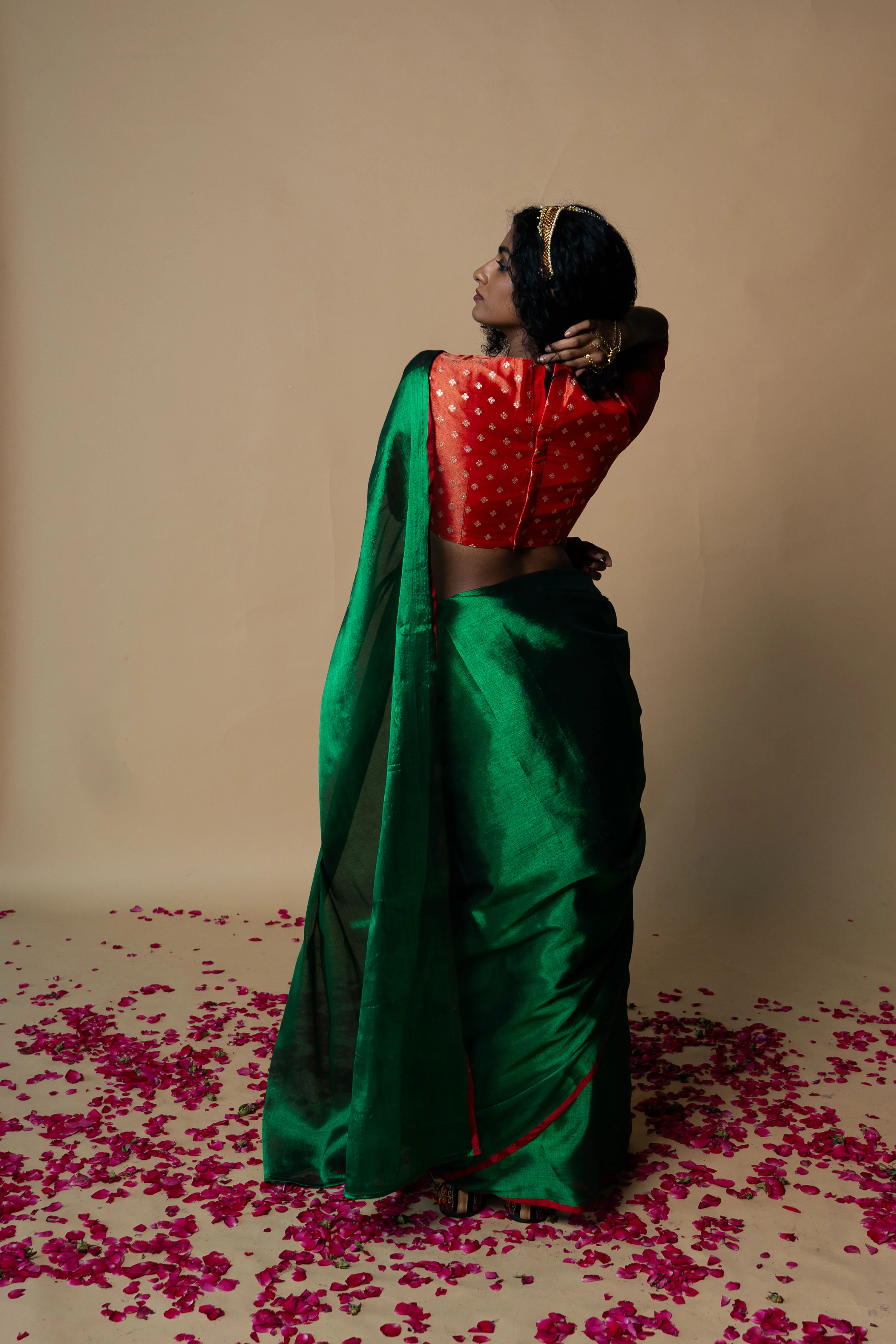RASHVI I Green handwoven tissue saree with red border - Image 4