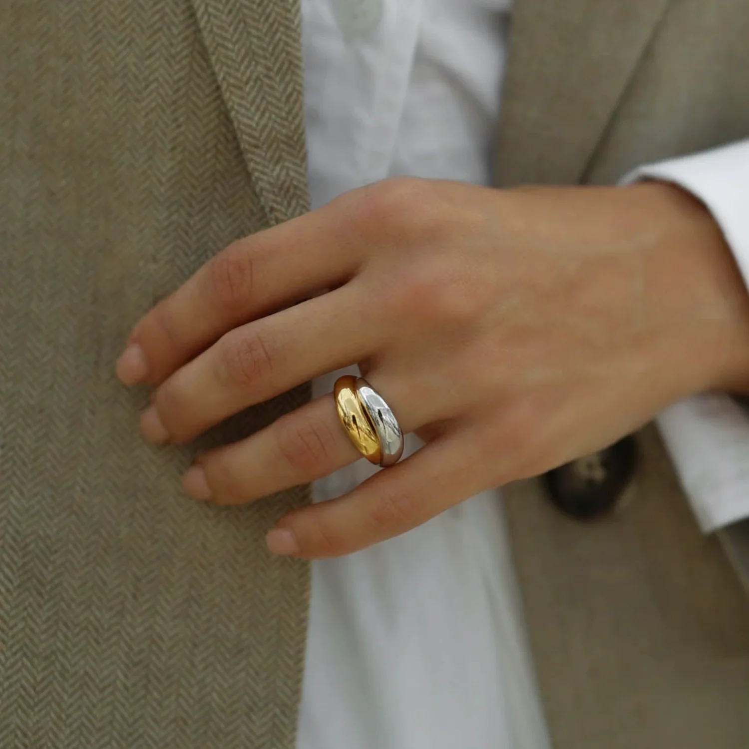 Sleek Two-Tone Interlocking Band Ring - Image 2