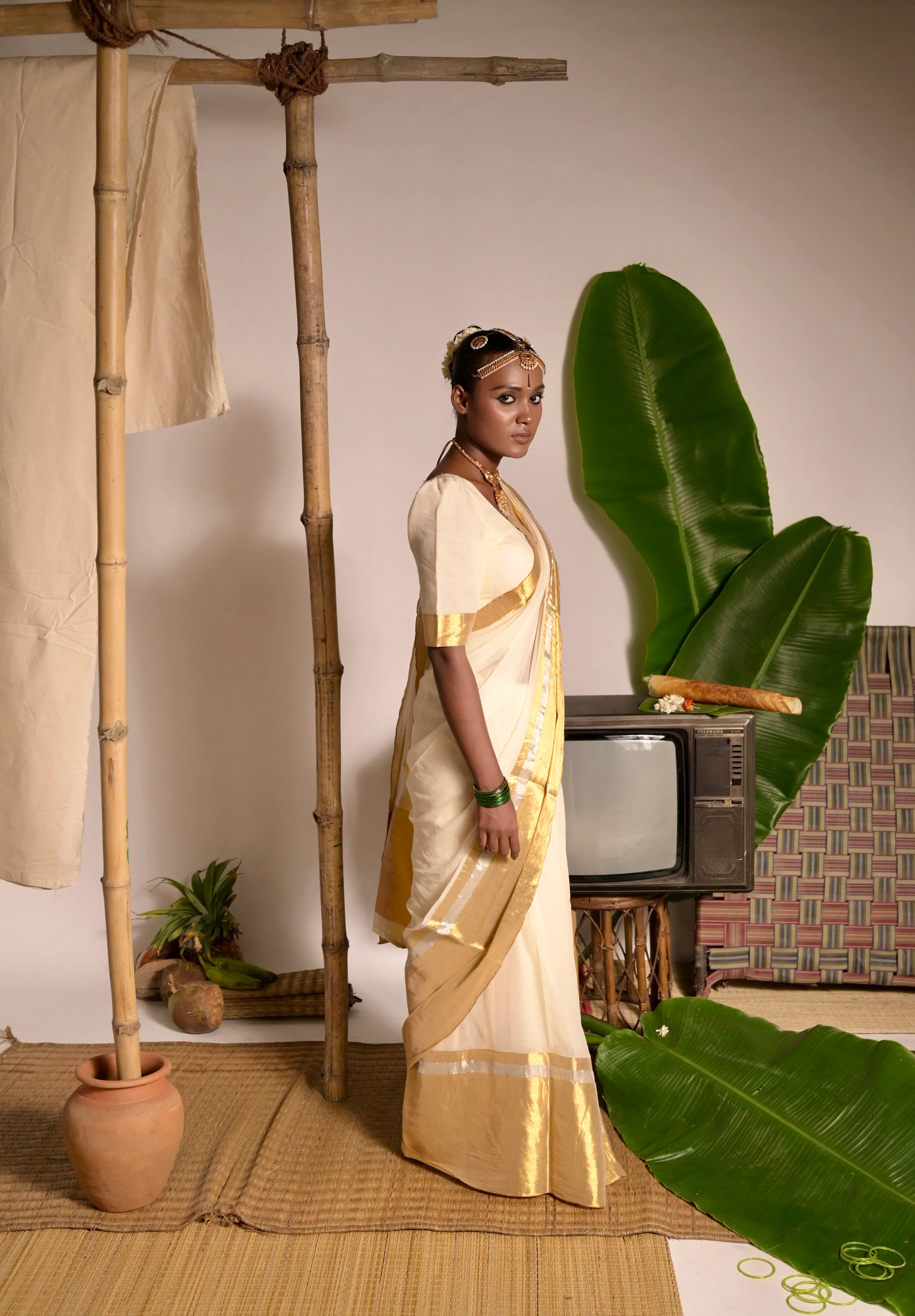 Swarnamaya Off white mul cotton handwoven saree with golden border - Image 4