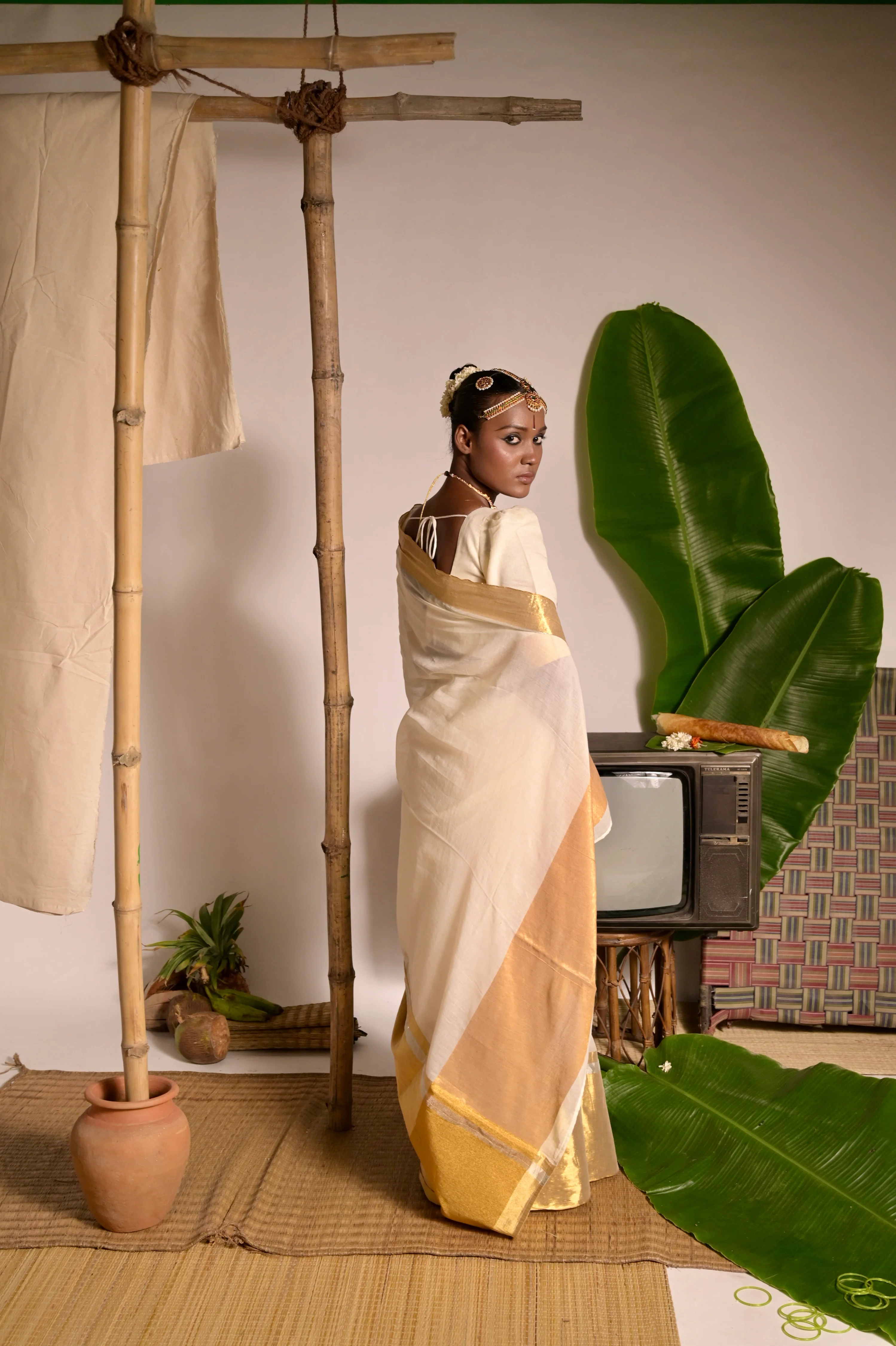 Swarnamaya Off white mul cotton handwoven saree with golden border - Image 5