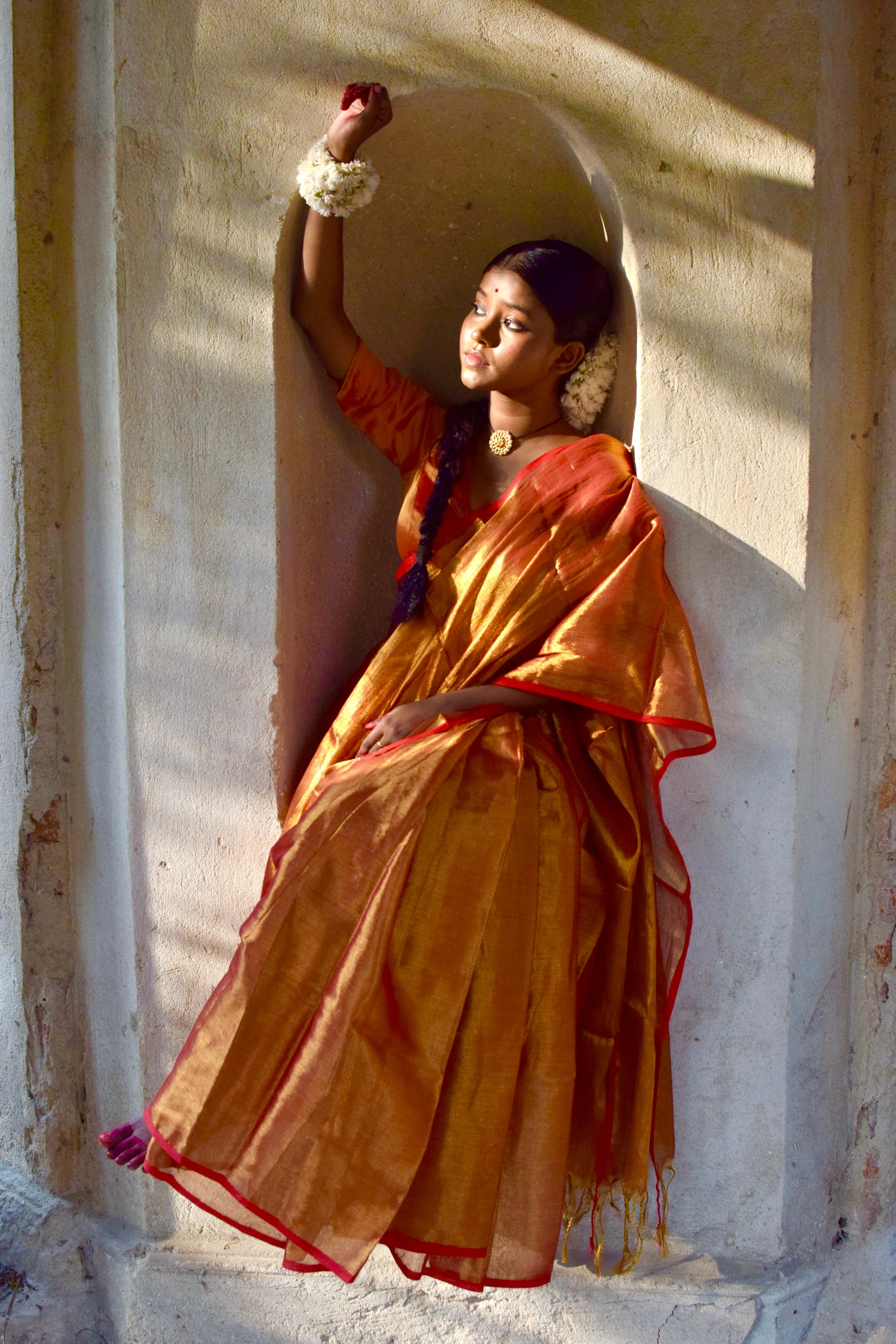 Tripataka Warm Gold Dual Tone Tissue Saree - Image 4
