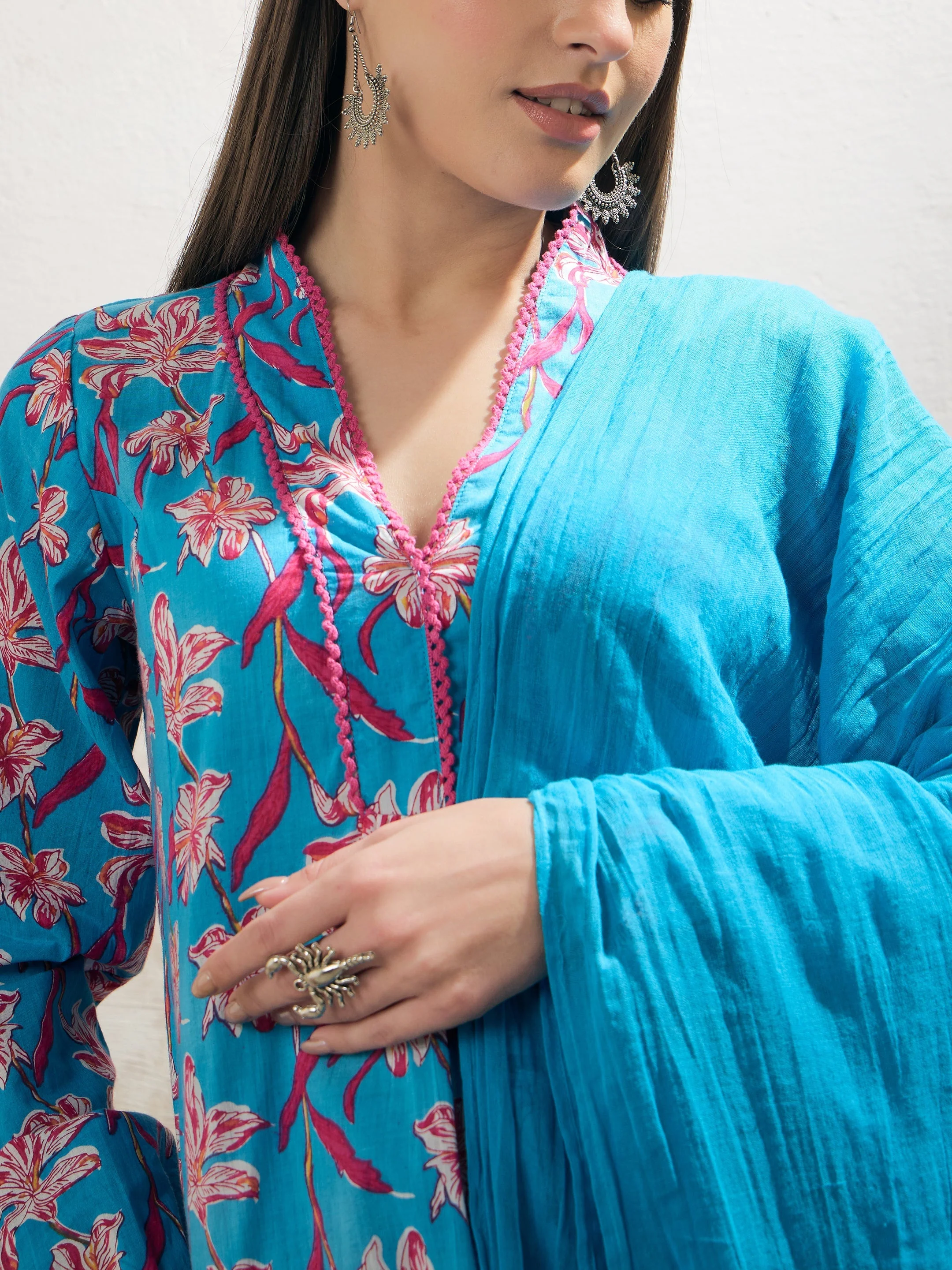 Women Aqua Blue Floral Cambric V Neck Kurta With Pencil Pants & Dupatta - Image 4