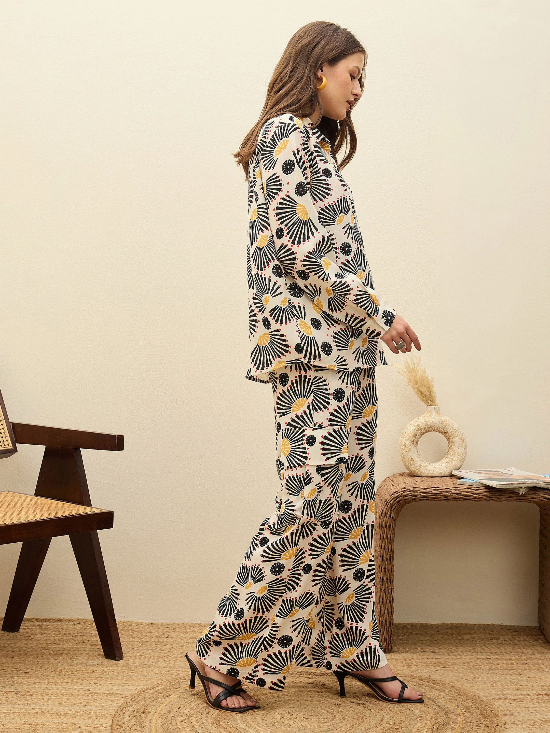 Women Beige Printed Oversize Shirt With Box Pocket Pants - Image 3