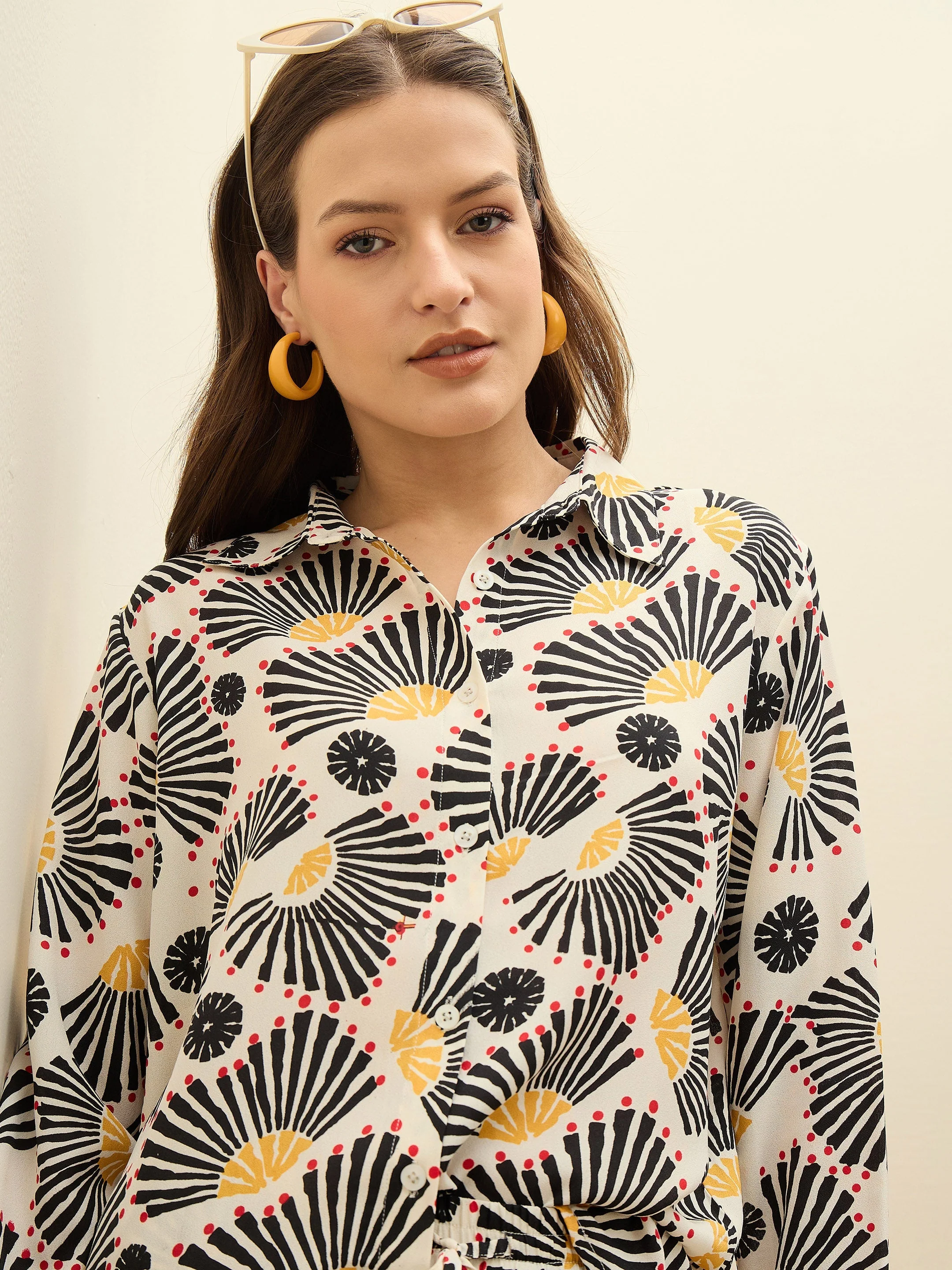 Women Beige Printed Oversize Shirt With Box Pocket Pants - Image 4