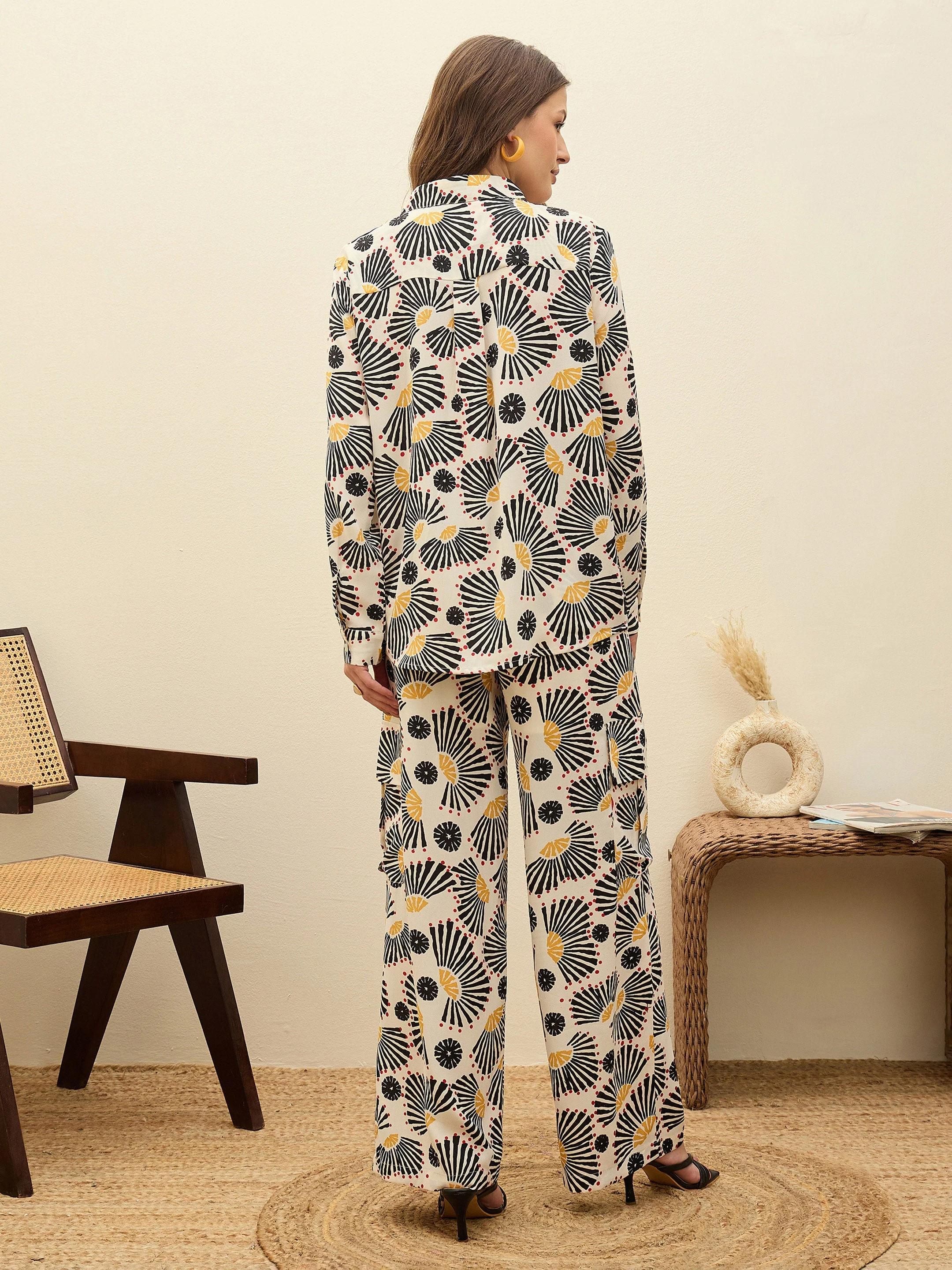Women Beige Printed Oversize Shirt With Box Pocket Pants - Image 5