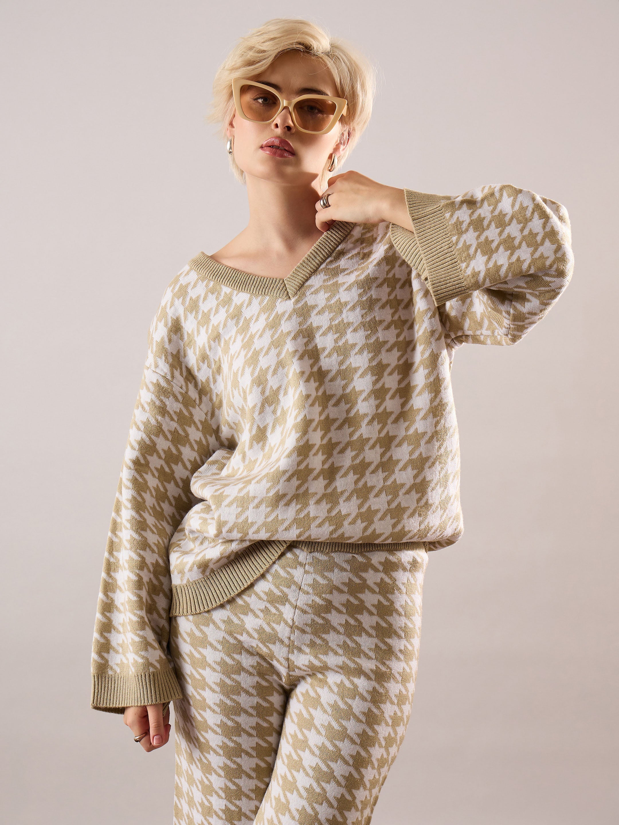 Women Beige & White Houndstooth V-Neck Sweater With Joggers - Image 2