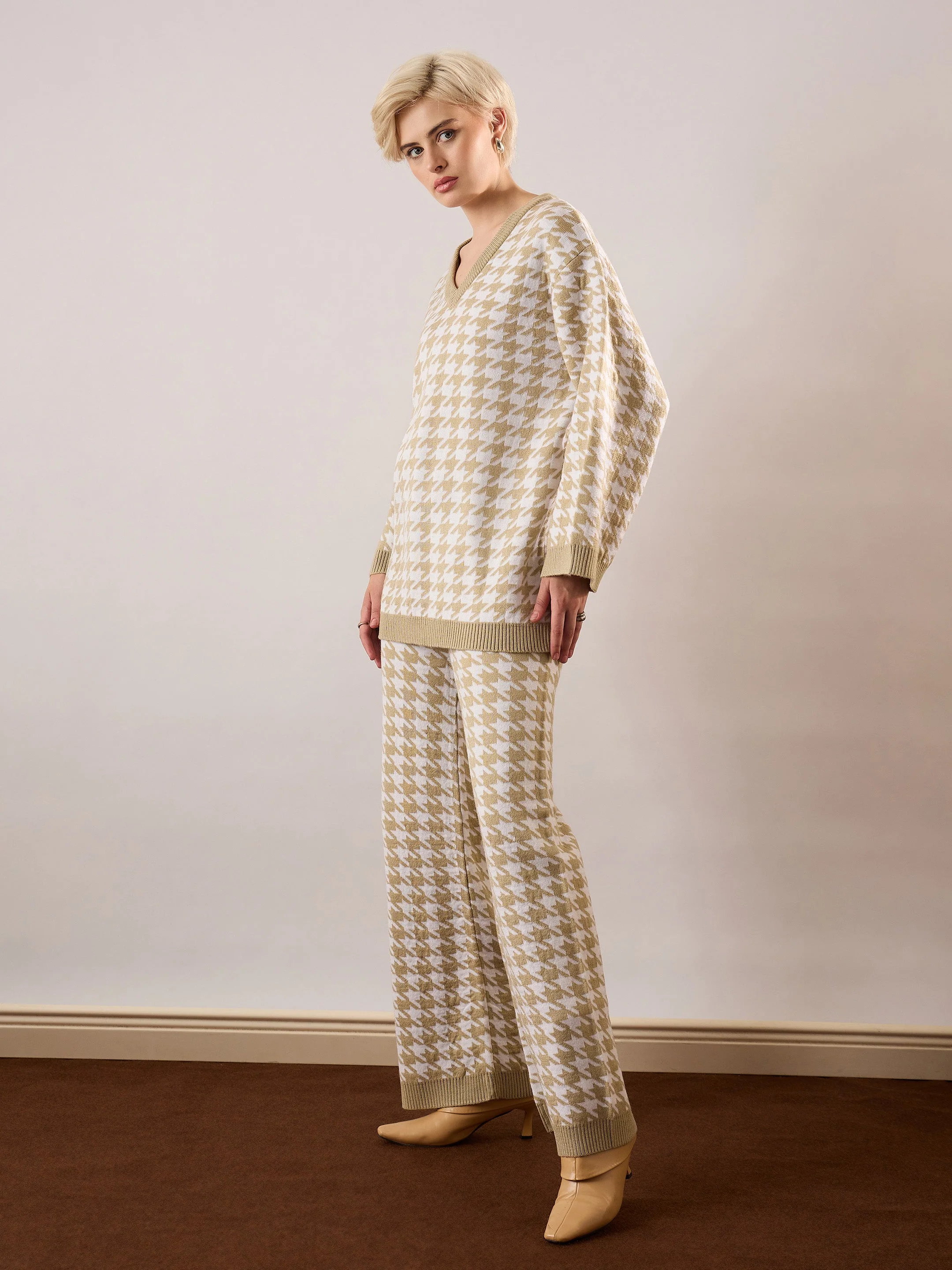 Women Beige & White Houndstooth V-Neck Sweater With Joggers - Image 3