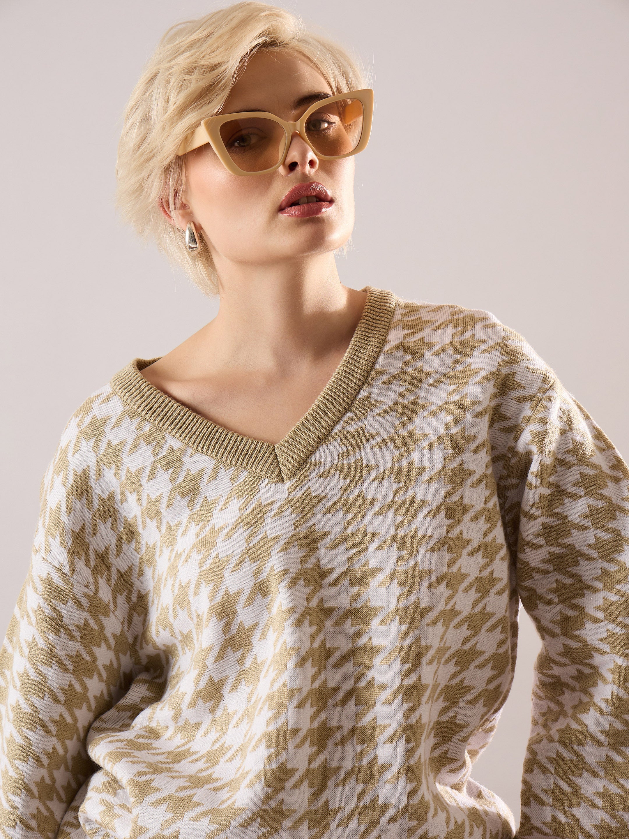 Women Beige & White Houndstooth V-Neck Sweater With Joggers - Image 4